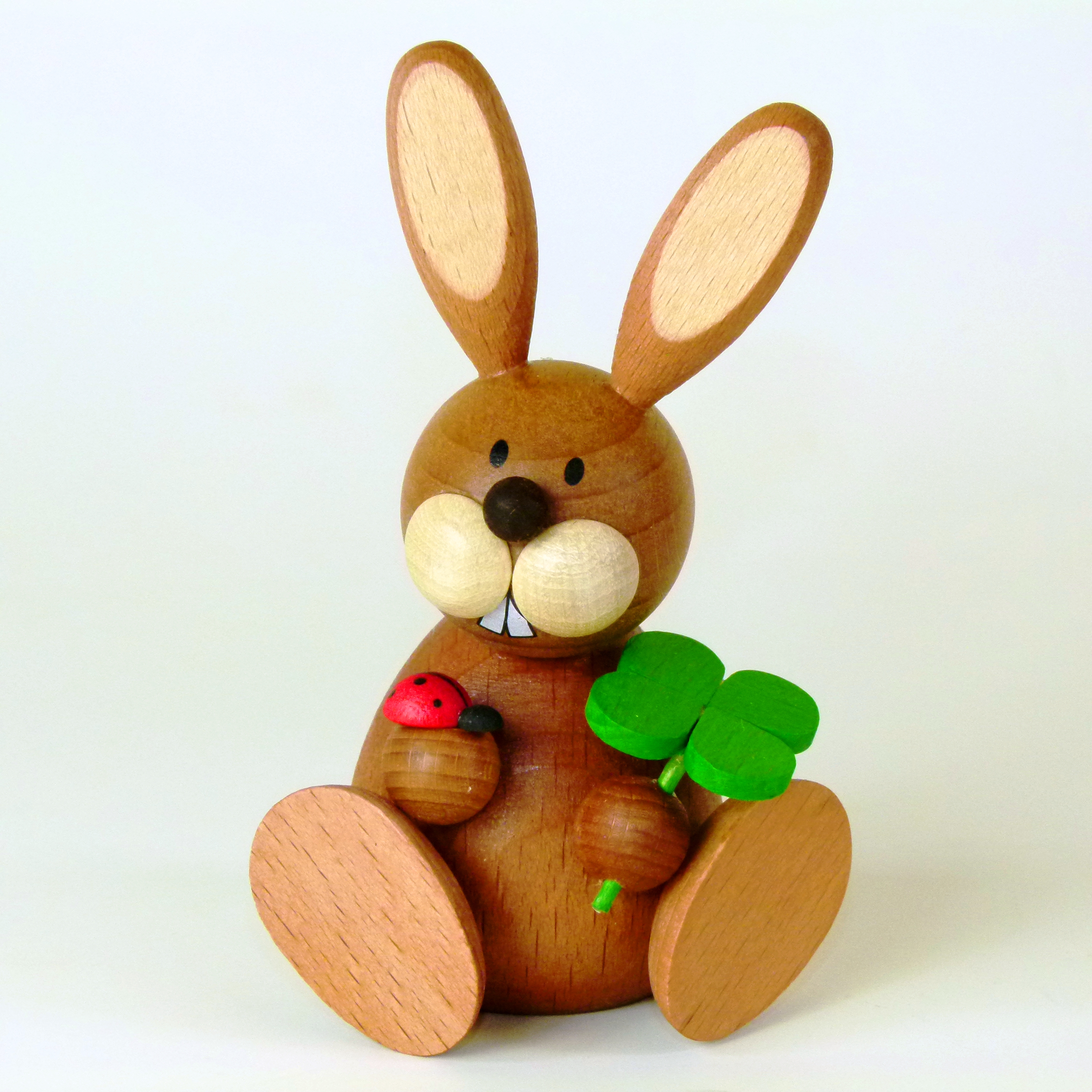 Tisch-Deko Osterhase sitzend mit Kleeblatt und Marienkäfer kaufen