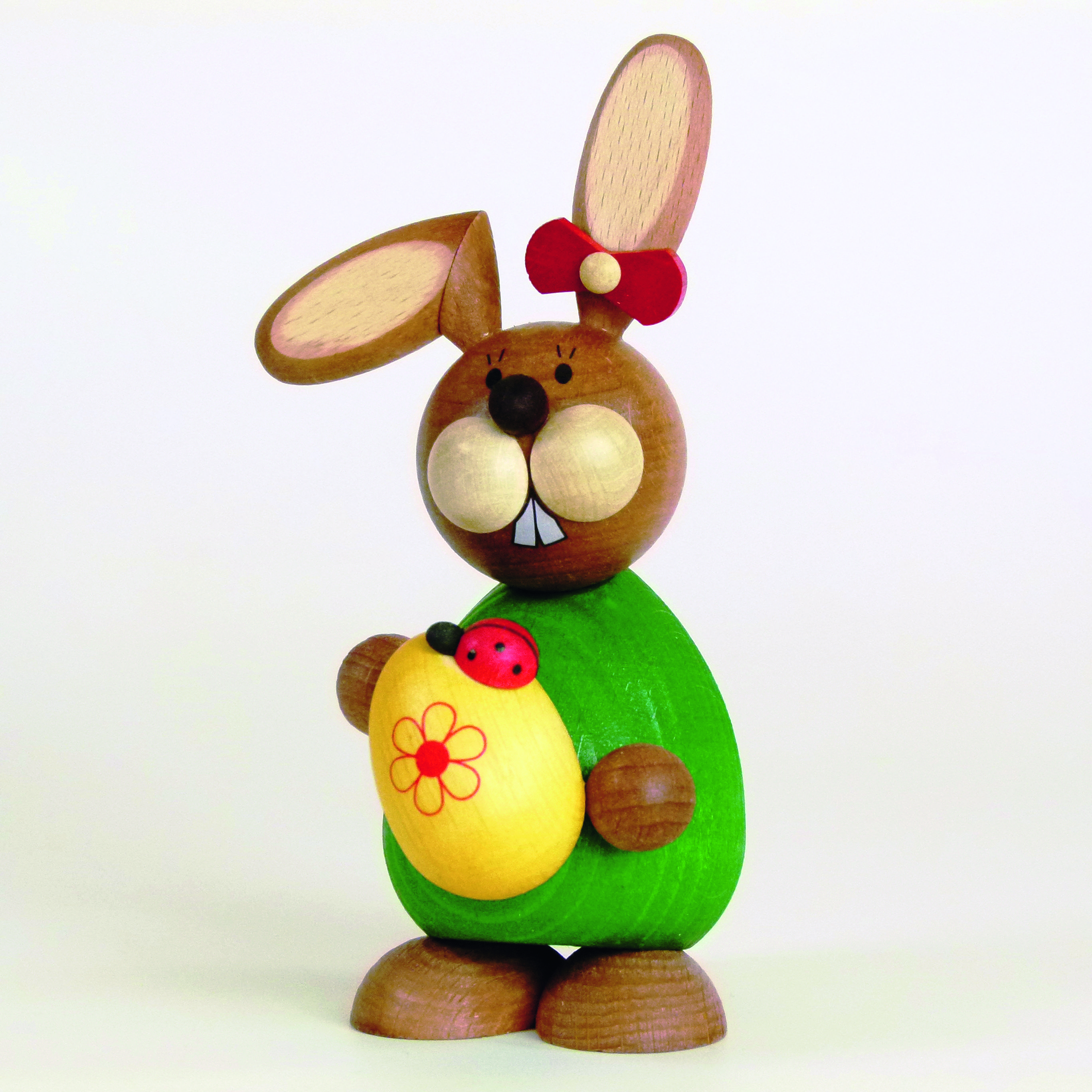 Osterhasen-Frau mit großem Ei und Käfer stehend