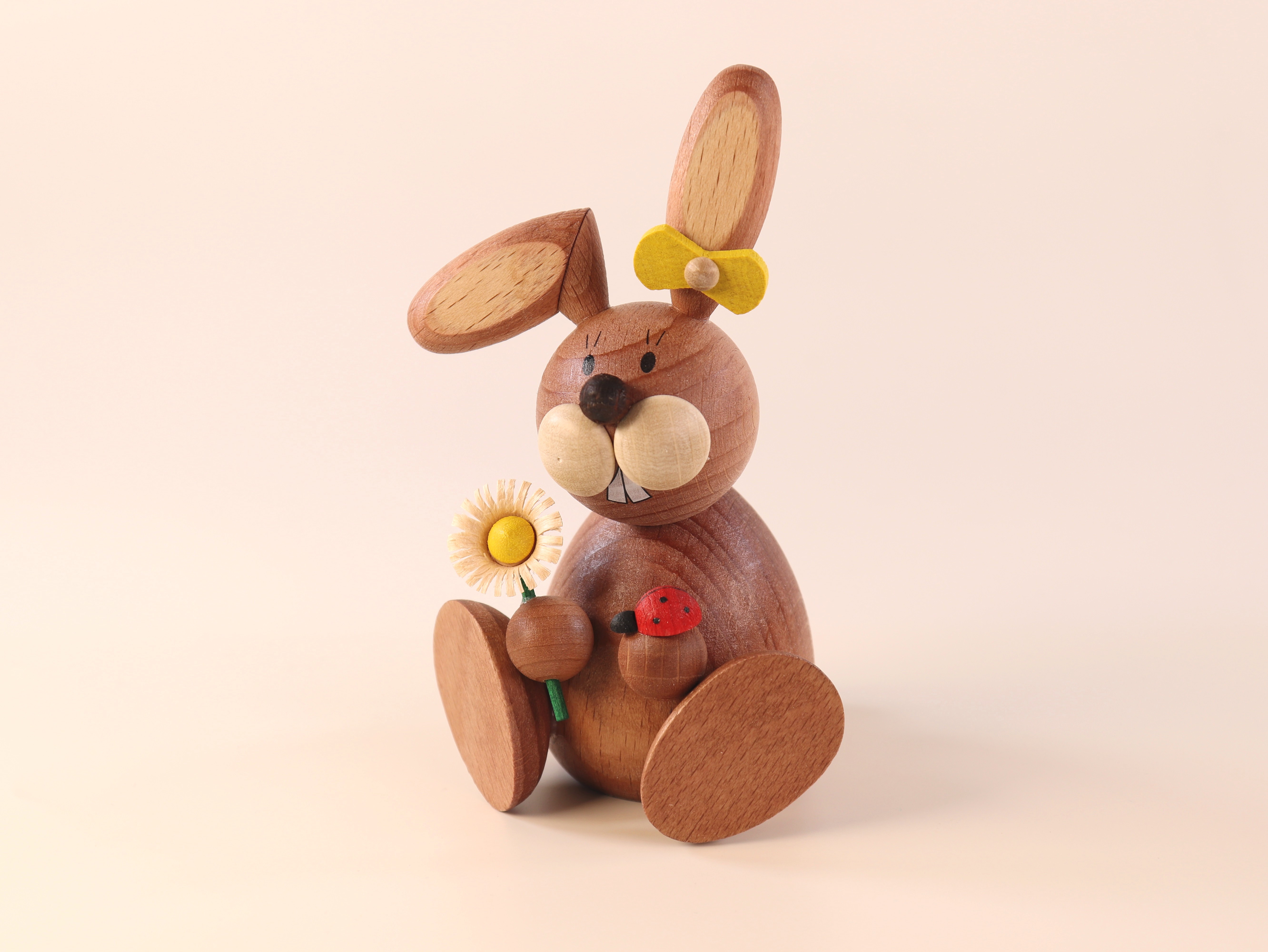 Osterdeko Osterhasen-Frau mit Marienkäfer und Blume kaufen