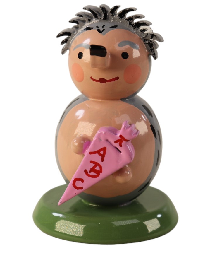 Entdecken Sie unsere Holzfigur "Igel mit Zuckertüte rosa" als Dekofigur zum Hinstellen! Handbemalte Holzfigur in Form eines Igels mit rosa Zuckertüte in der Hand.