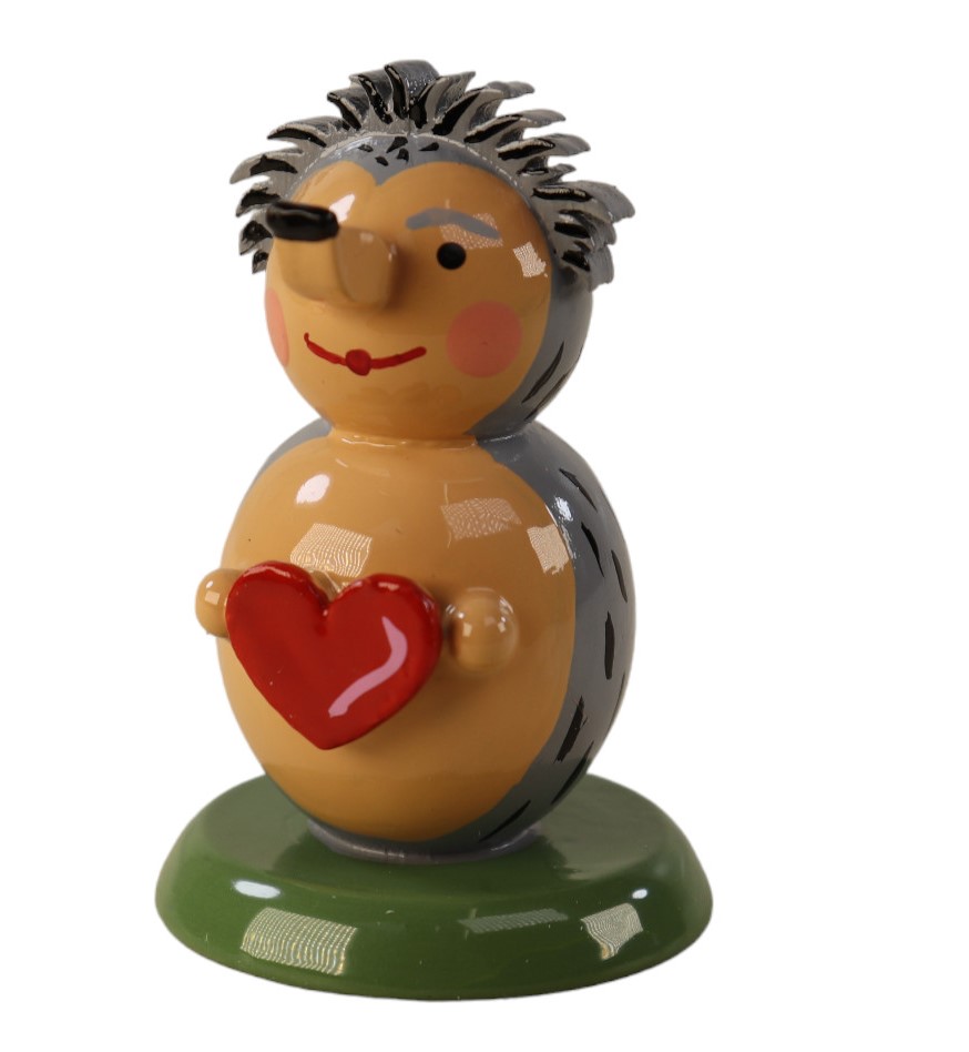 Unser Igel mit Herz in der Hand - ideal zum Verschenken! Holzfigur zum Hinstellen "Igel mit Herz in der Hand" vor weißem Hintergrund.