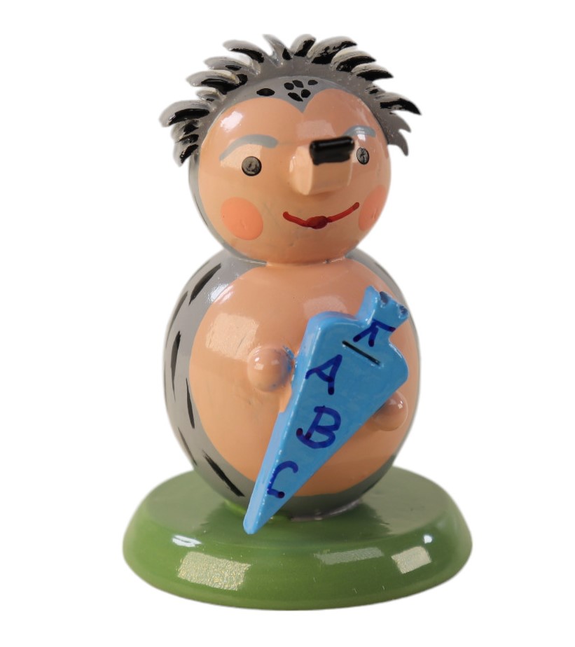 Lassen Sie sich inspirieren von unserem Igel mit hellblauer Zuckertüte in der Hand! Handbemalte Holzfigur " Igel mit Zuckertüte in hellblau" als Tischdeko zum Hinstellen vor weißem Hintergrund.