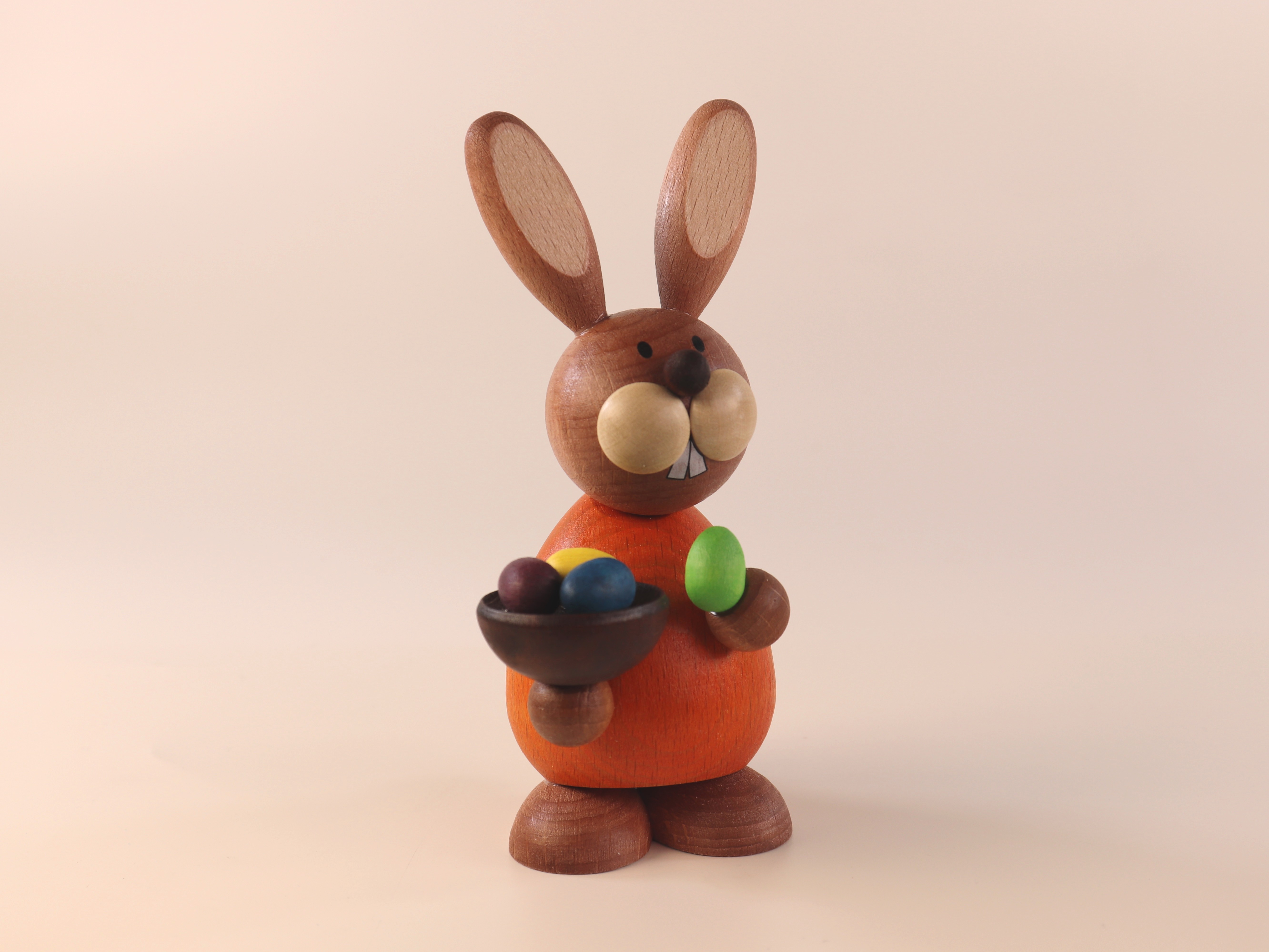 Tisch-Deko Osterhase stehend mit Eiern in einer Schüssel kaufen