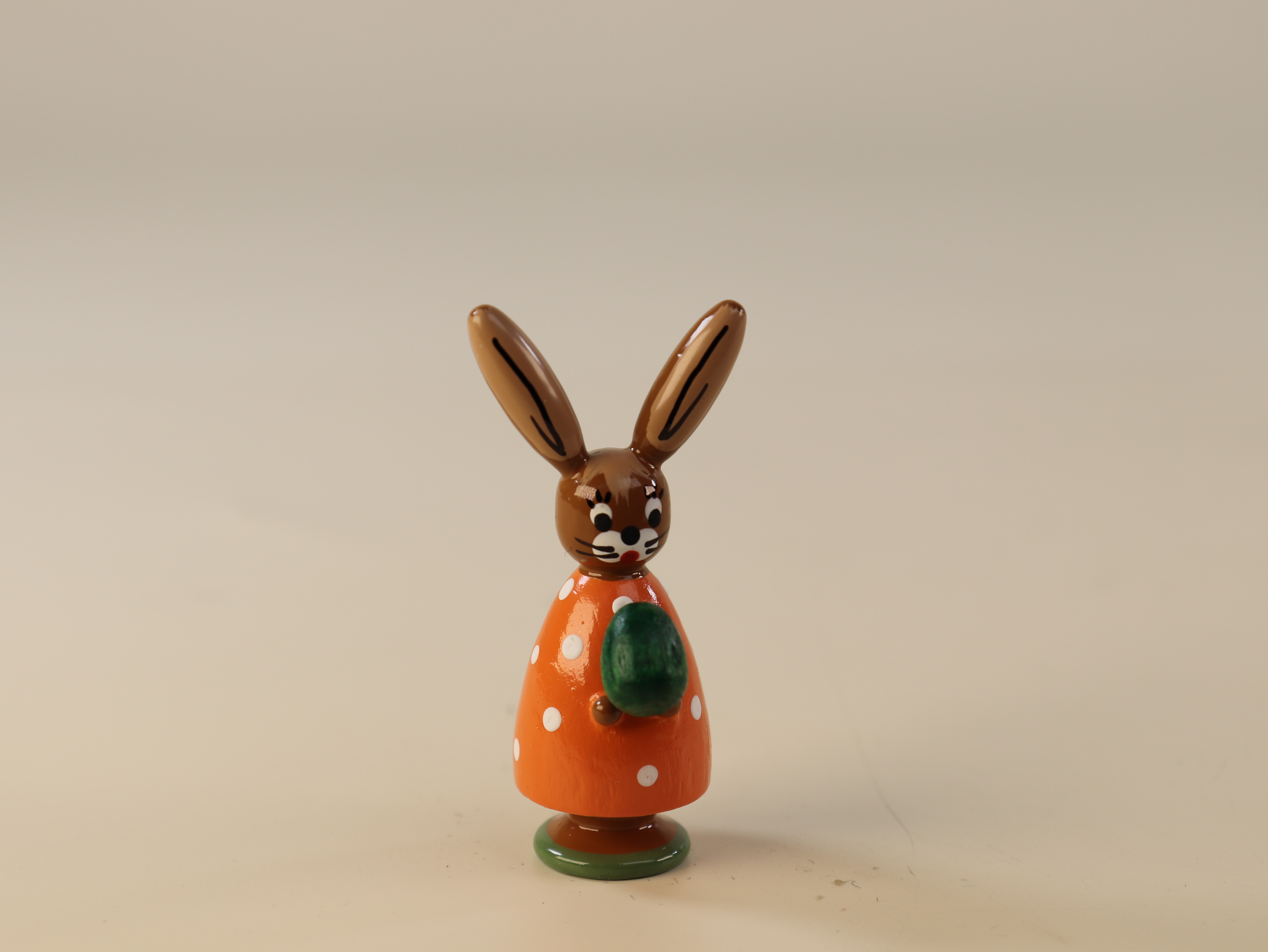 Oster- oder Frühjahrs-Tischdeko 'Hase mit Ei' orange