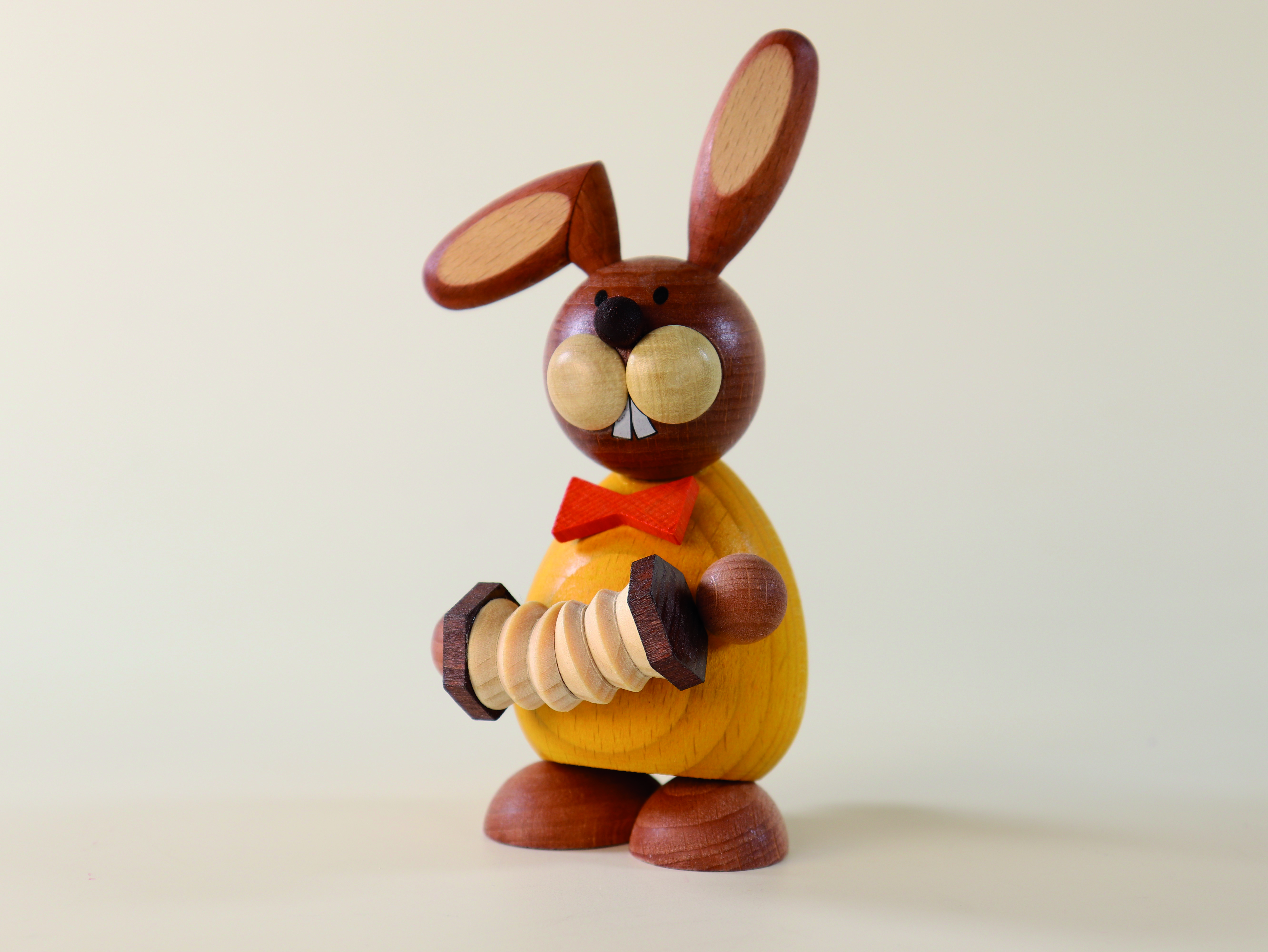 Osterhase stehend mit Ziehharmonika als Tischschmuck 
