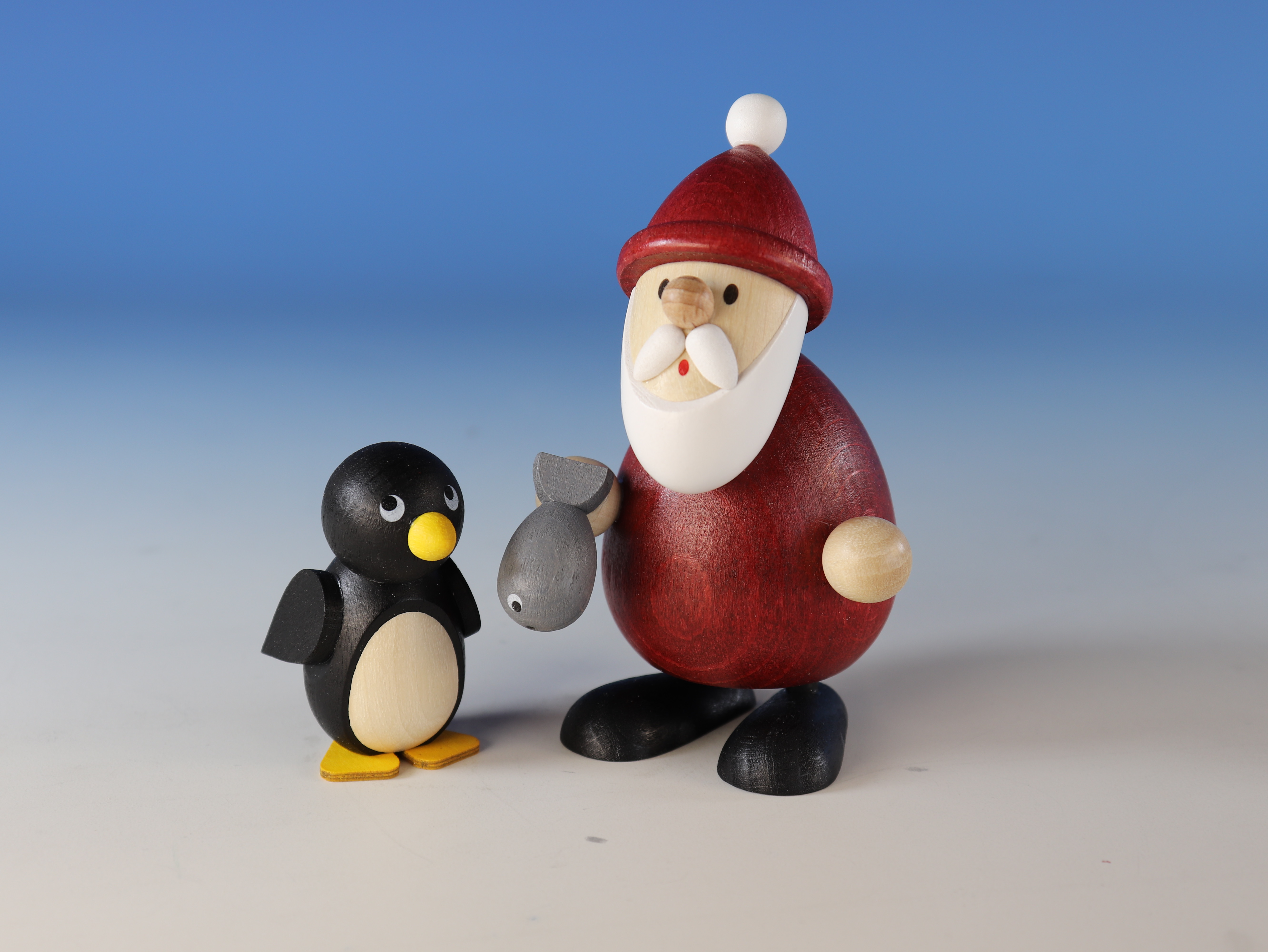 Weihnachtsmann mit Fisch und Pinguin Tischdekoration