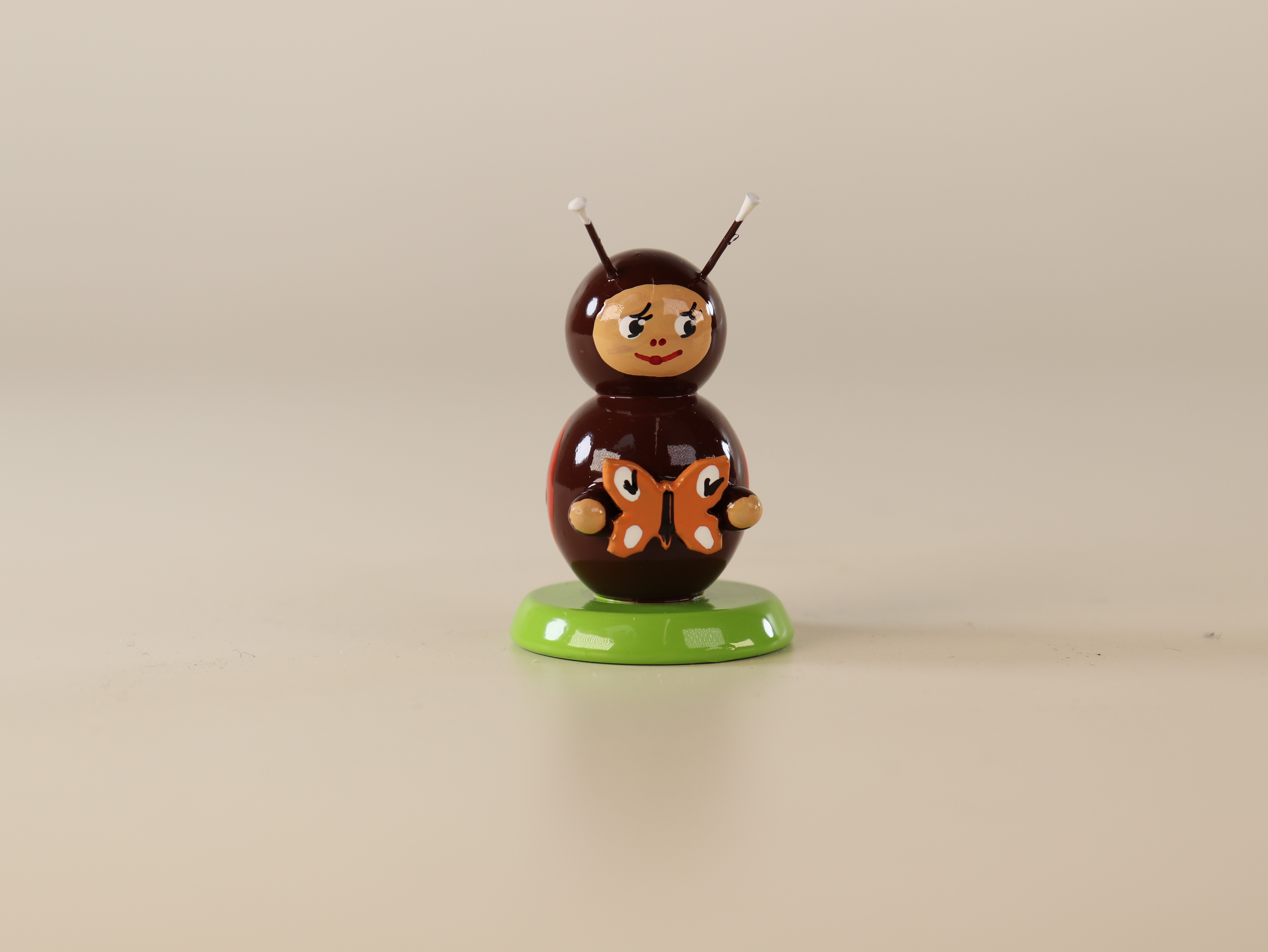 Tischdeko 'Glückskäfer mit Schmetterling'