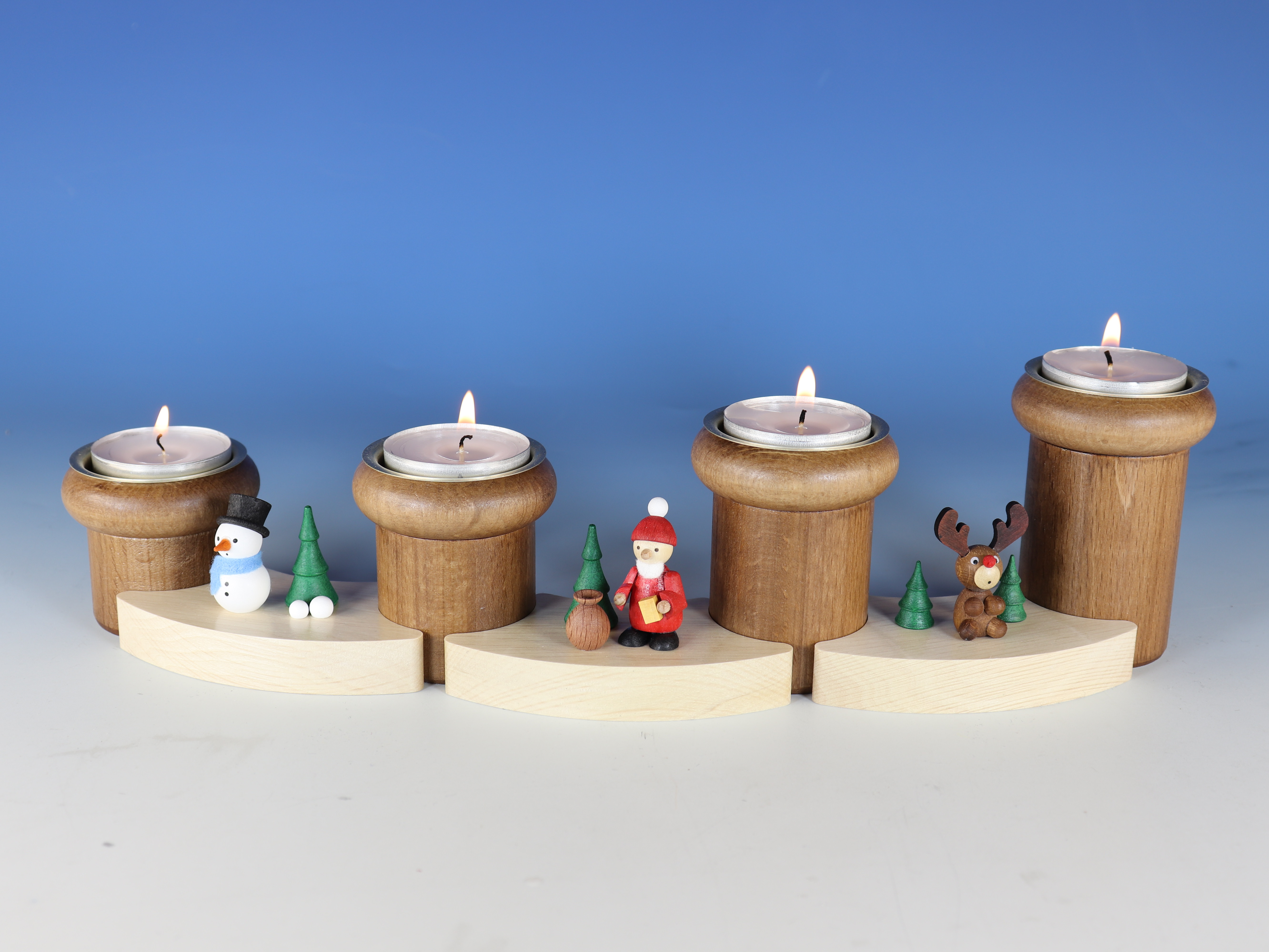 Weihnachtlicher Teelichthalter mit Weihnachtsmann, Schneemann und Elch