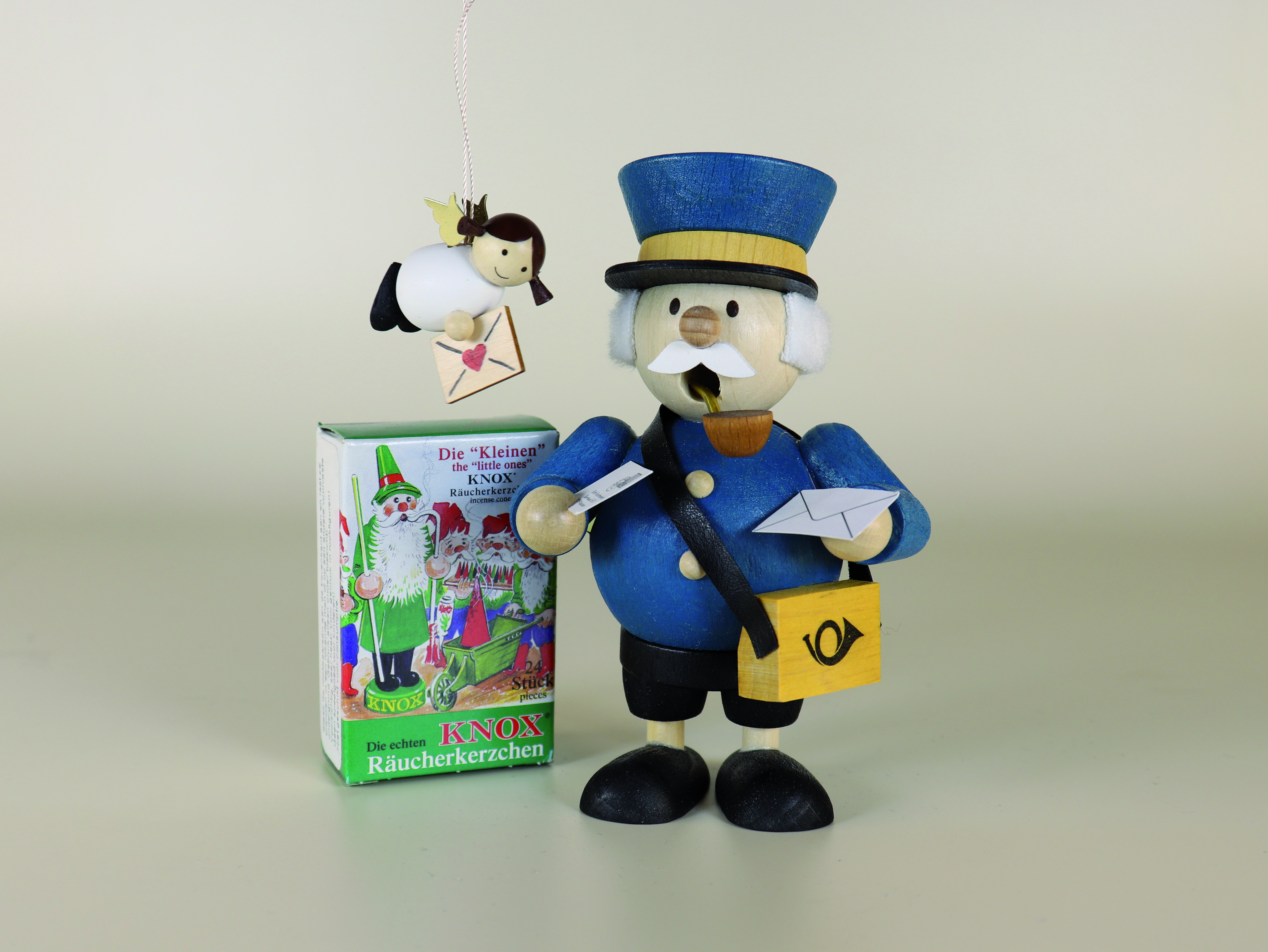 Geschenkset für Weihnachten - Mini-Räuchermann "Postbote" + Mini-Räucherkerzen + Baumanhänger