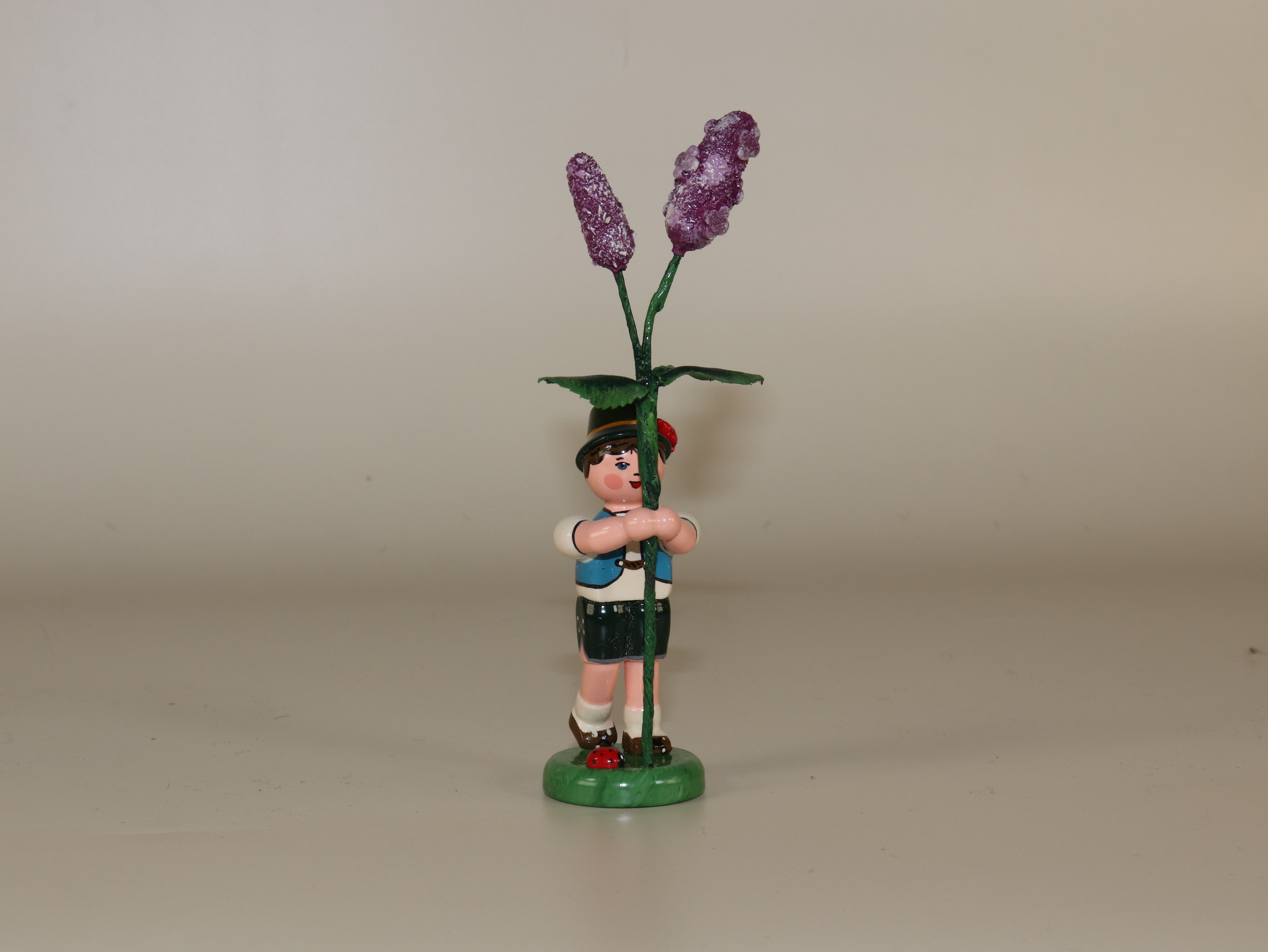 Blütenkind "Junge  mit Flieder" als Frühlings-Tischschmuck