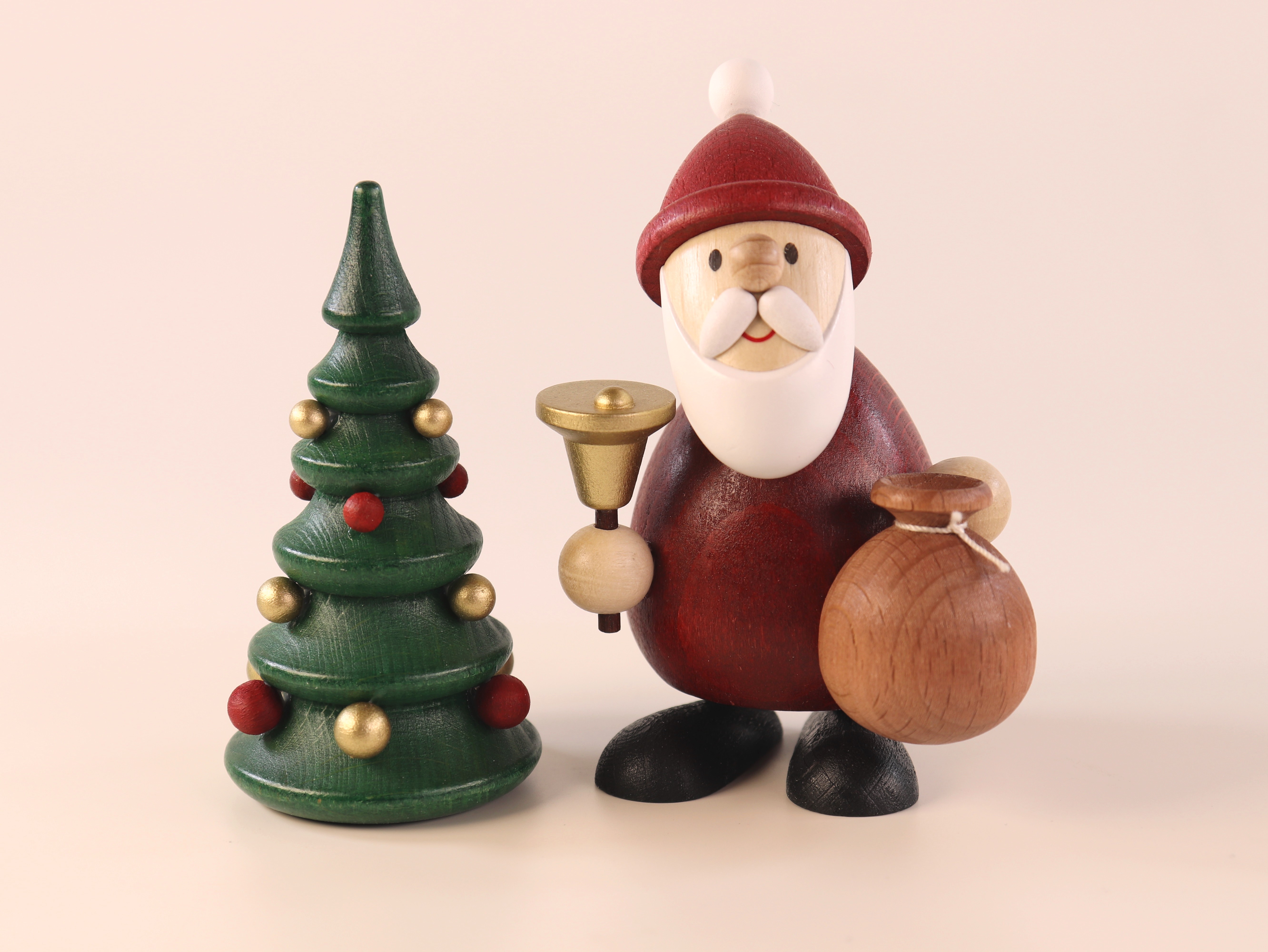 Weihnachtsmann mit Glocke, Sack und Weihnachtsbaum als Tischdeko