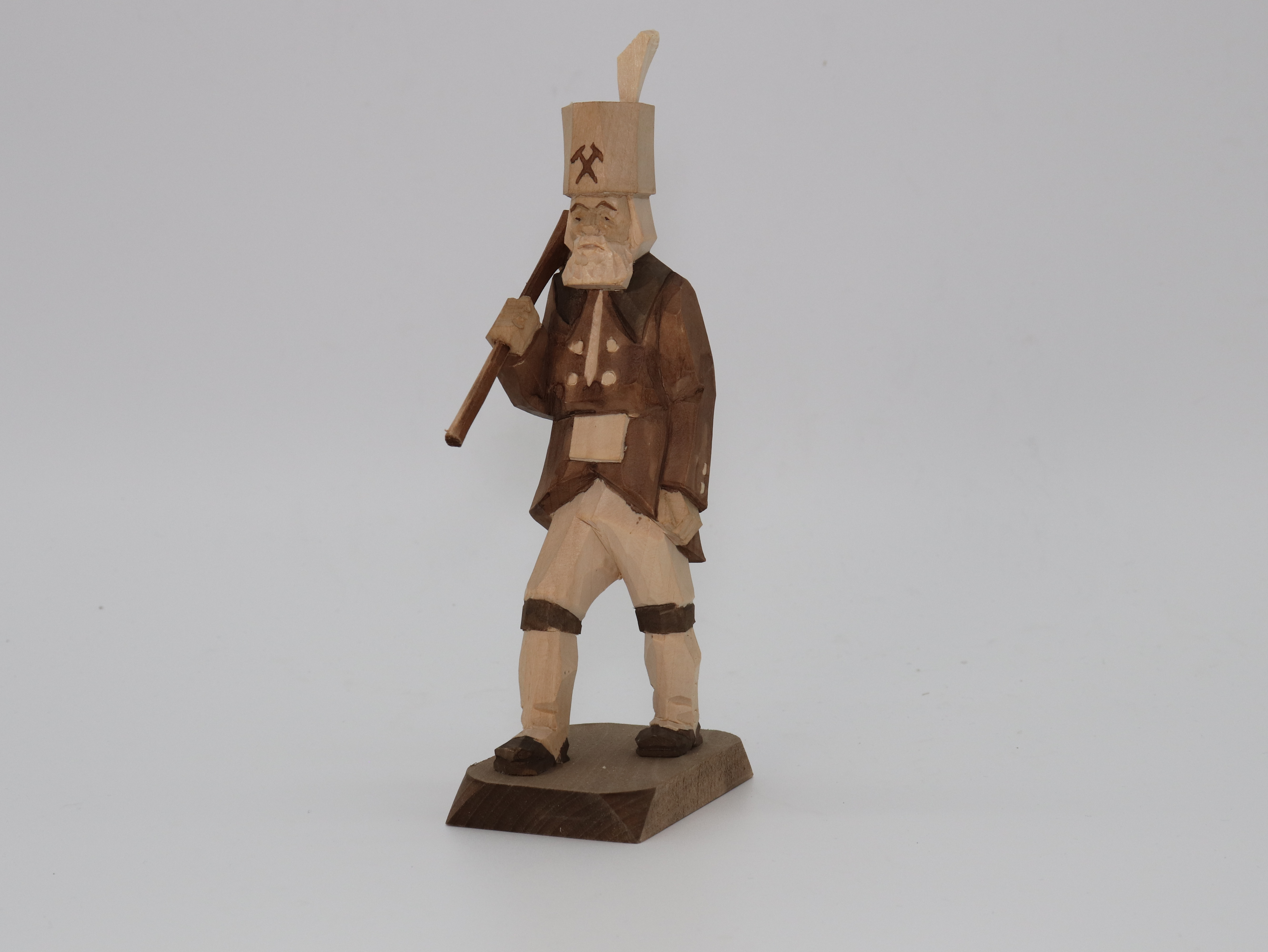 Große Figur aus Holz als Bergmann mit Axt in der Hand.