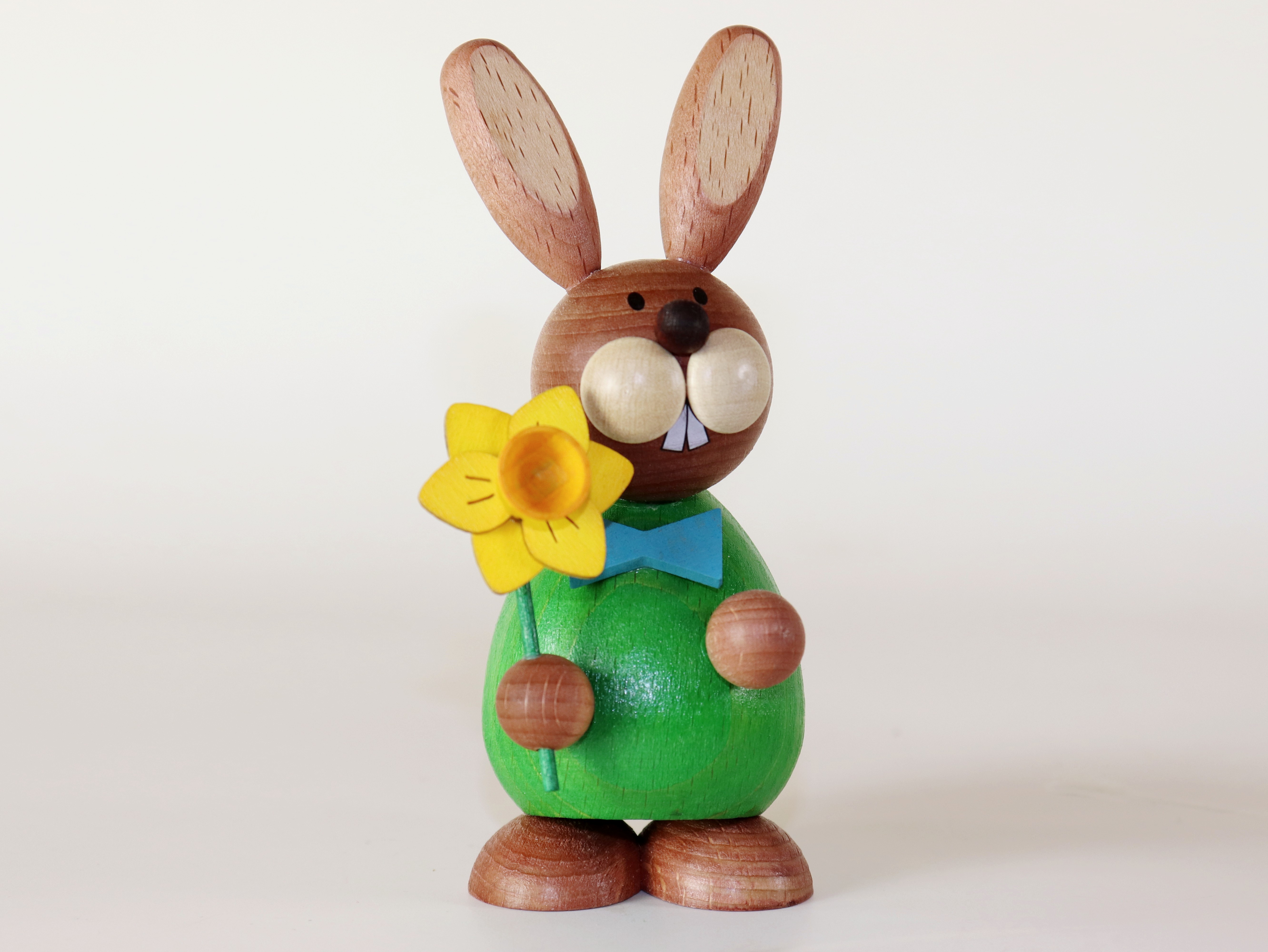 Tischdeko Osterhase stehend mit Narzisse kaufen