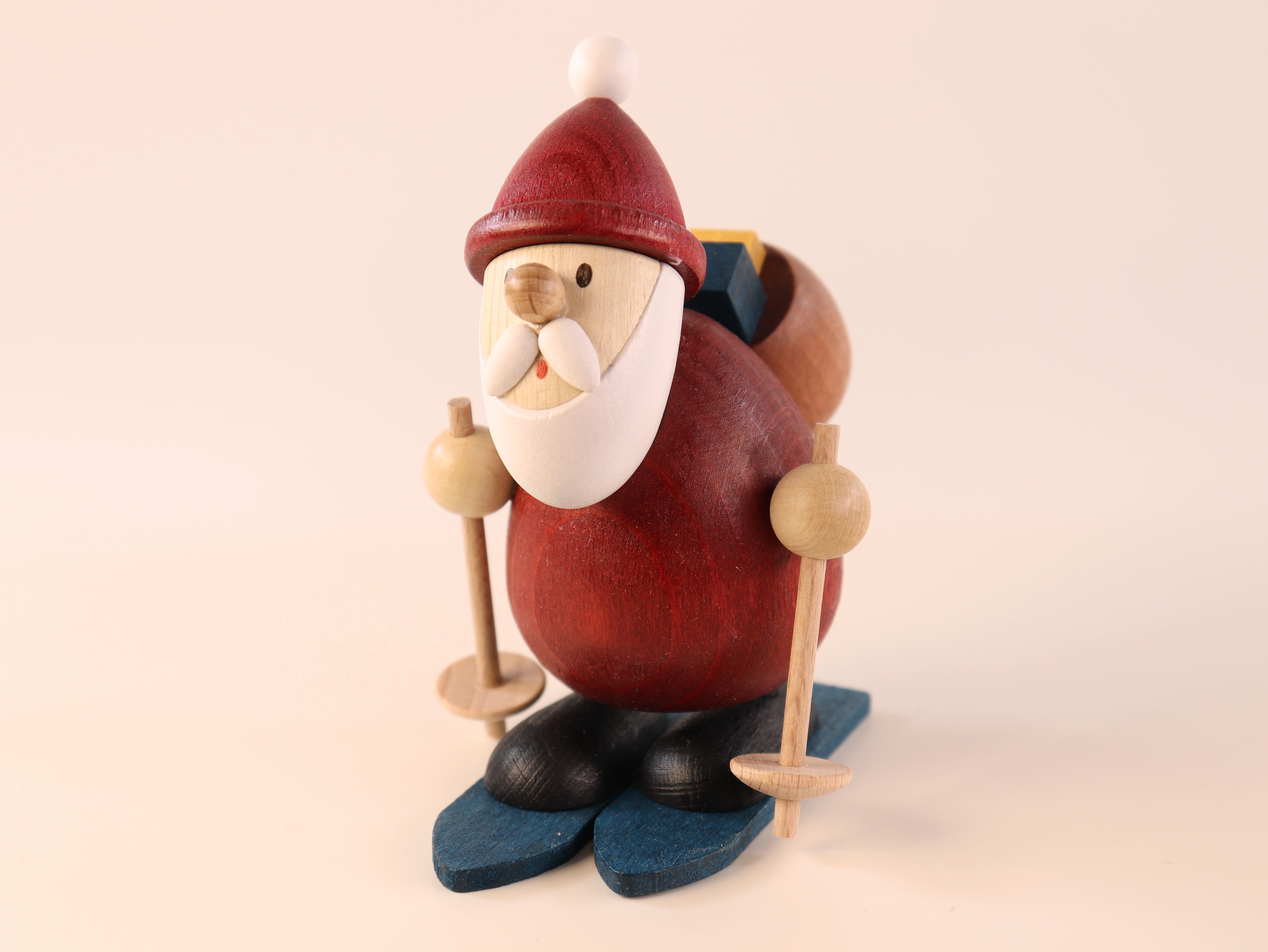 Weihnachtsmann auf Ski als Tischschmuck