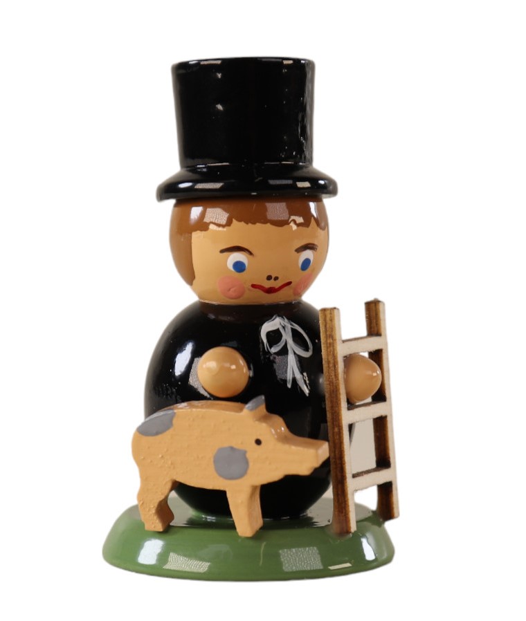 Entdecken Sie unseren Schornsteinfeger mit Schwein und Leiter in der Hand! Handbemalte Holzfigur als Schornsteinfeger mit Schwein nebenbei und Leiter in der Hand.