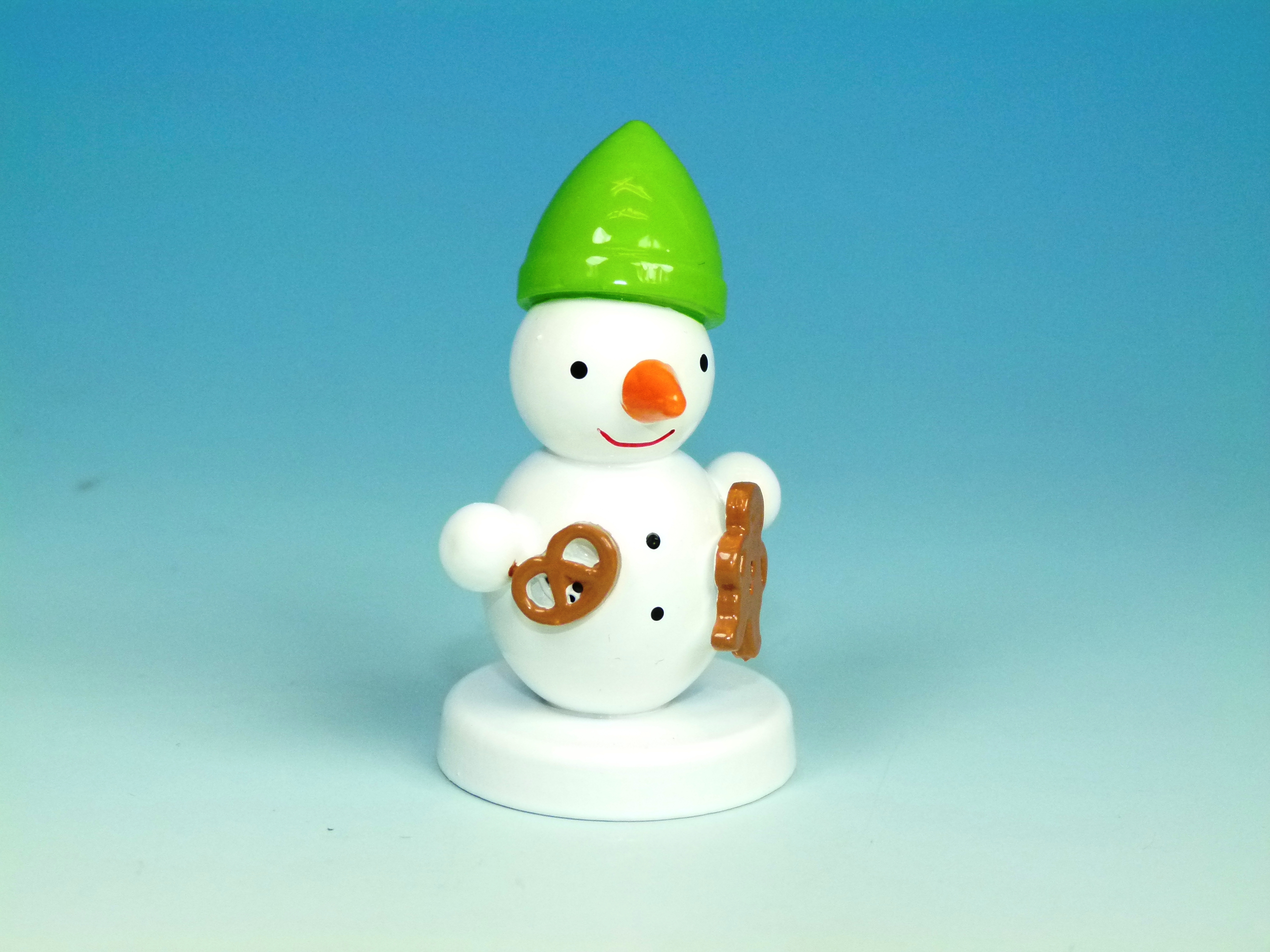 Schneemannfigur stehend mit Pfefferkuchen in der Hand 4 cm groß