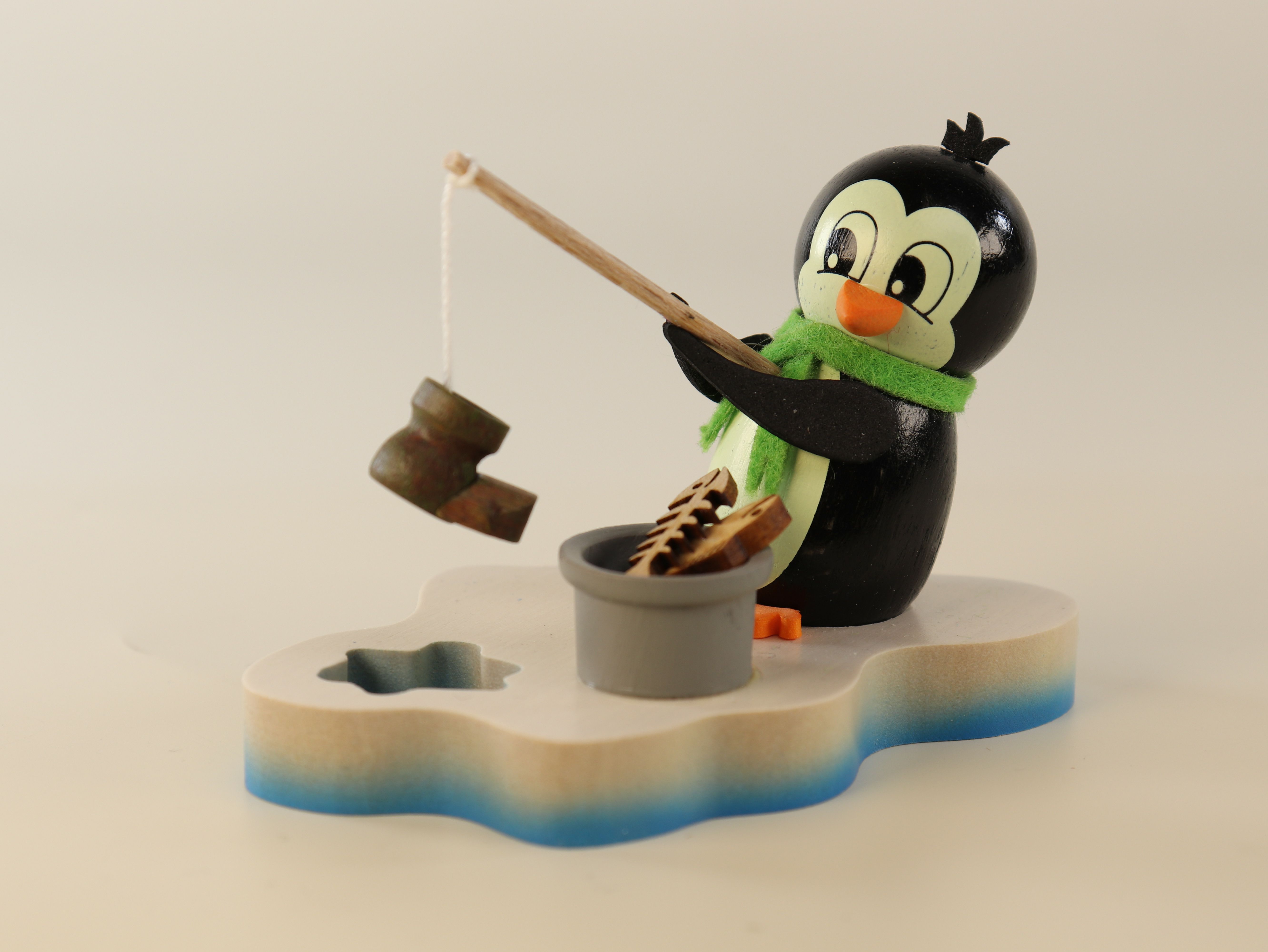 Tischdeko aus Holz 'Pinguin auf Eisscholle angelt Schuh' kaufen