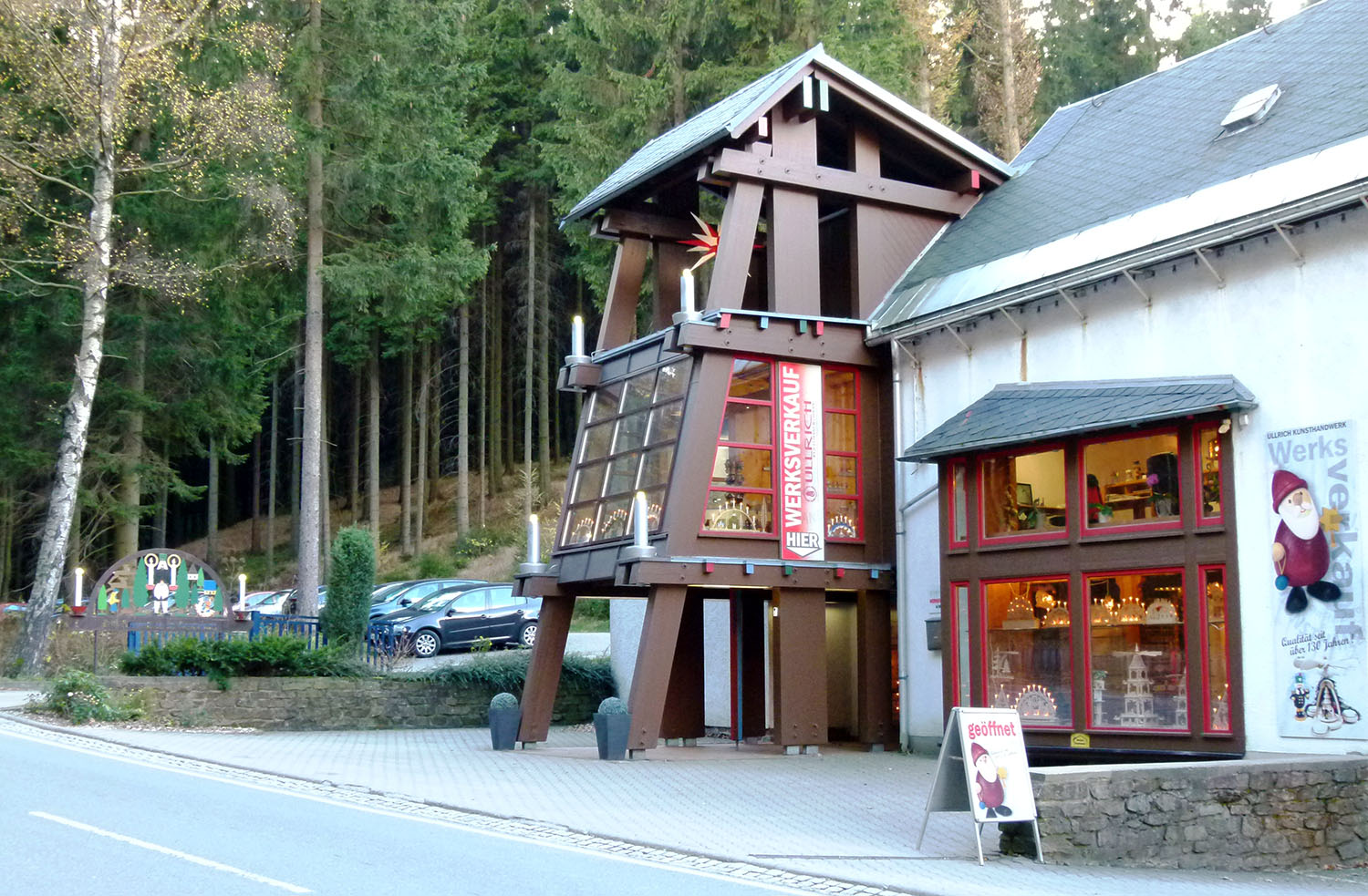 Erzgebirgische Schnitzereien und mehr bei Ullrich Kunsthandwerk - Holzkunst aus dem Erzgebirge Holzkunst aus dem ErzgebirgeWerksverkauf