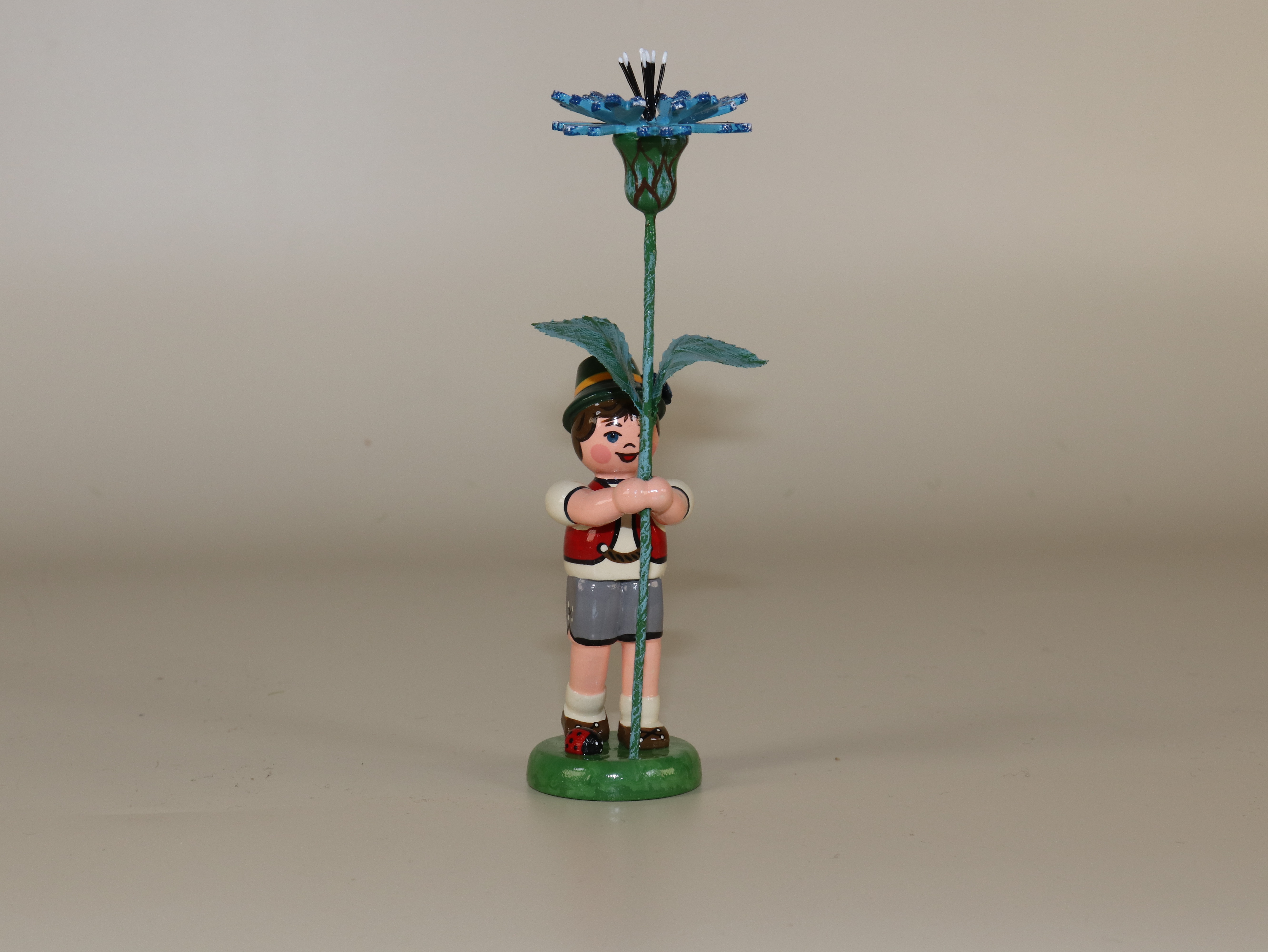 Blumenkind "Junge mit Nelke" als Frühlings-Tischschmuck