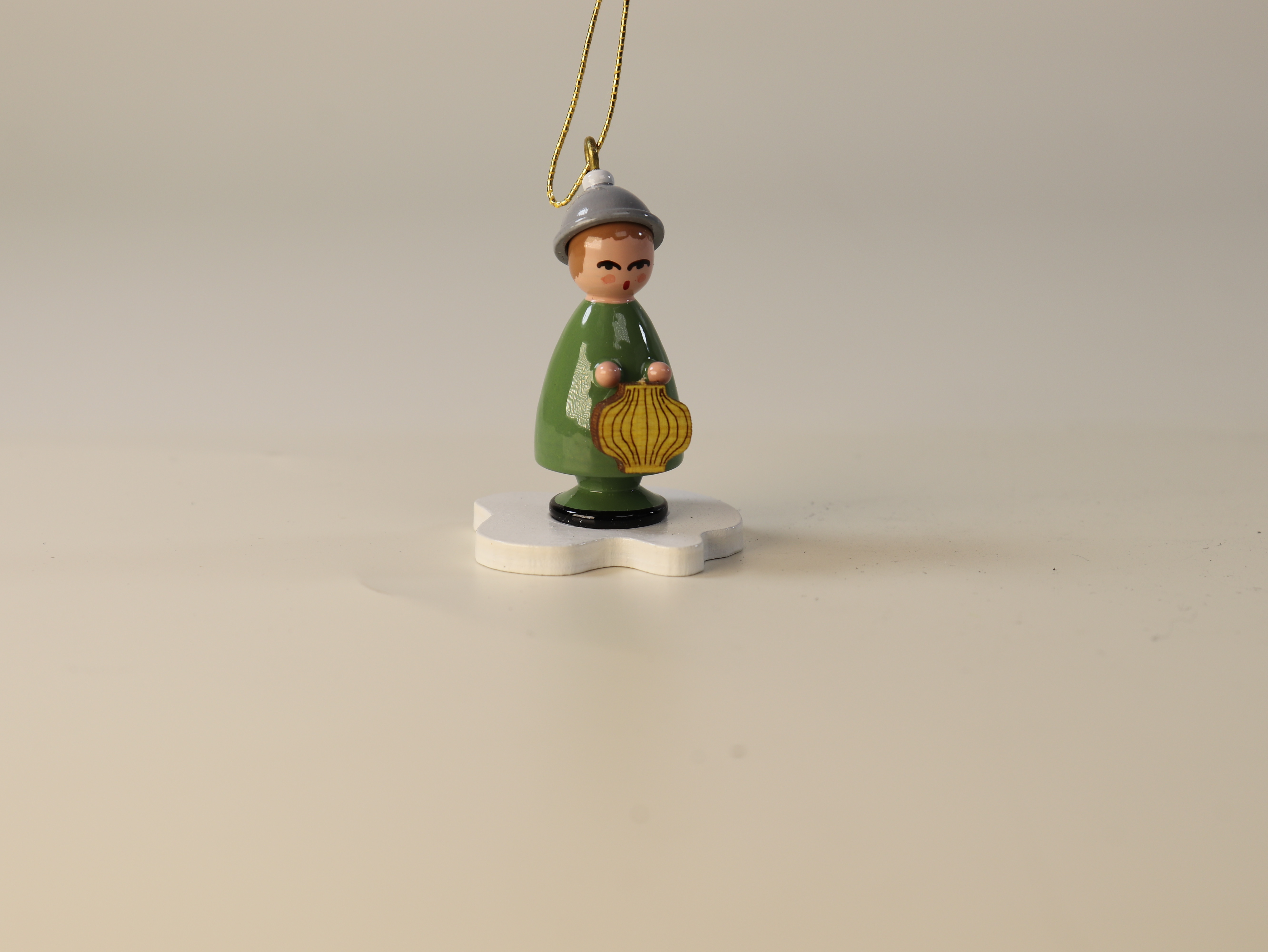 Weihnachts-Baumschmuck Laternenkind grün auf Wolke