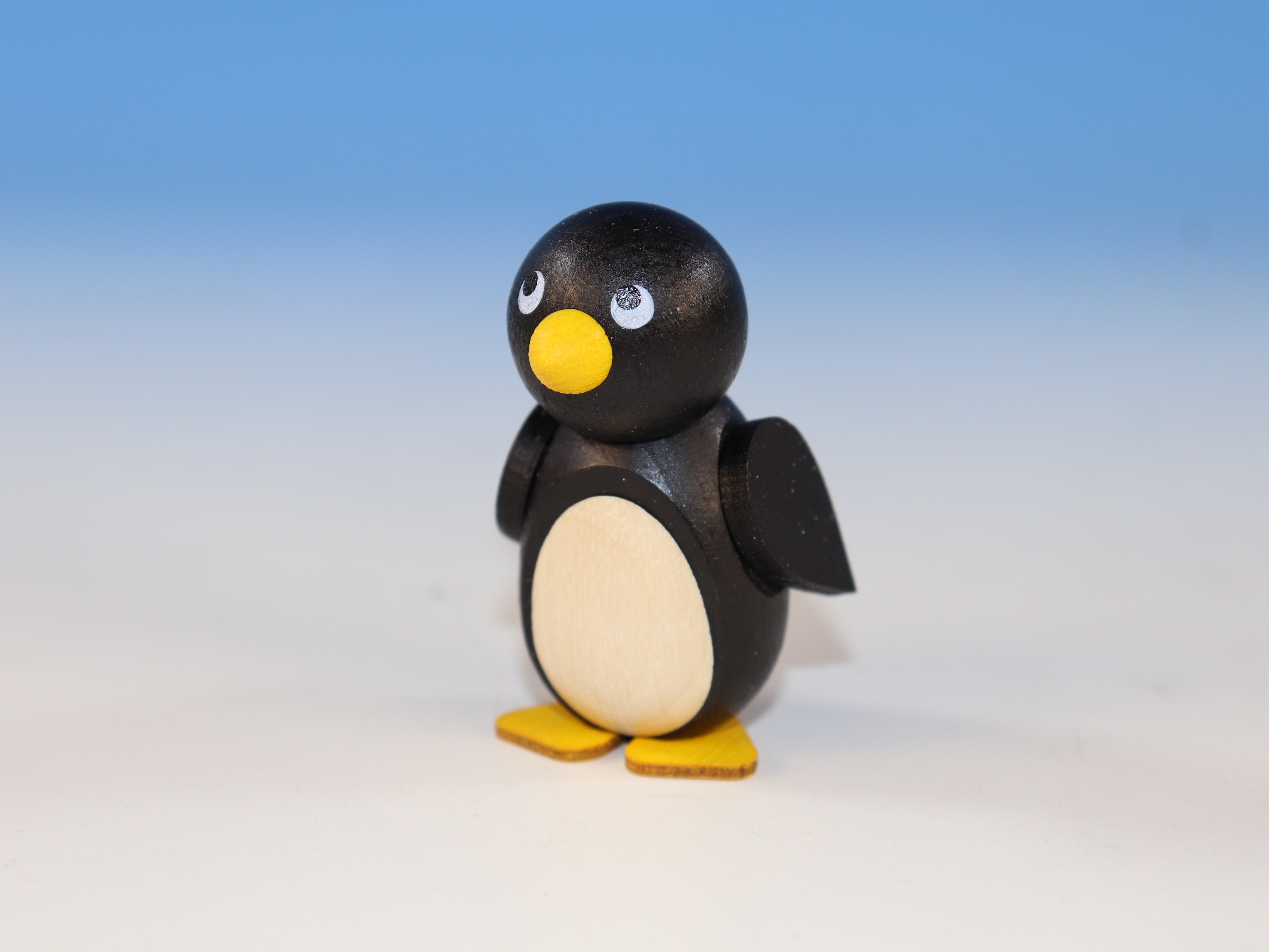 Kaufen Sie Pinguin stehend - 22 cm  Kuscheliger Pinguin mit echten Details  zu Großhandelspreisen