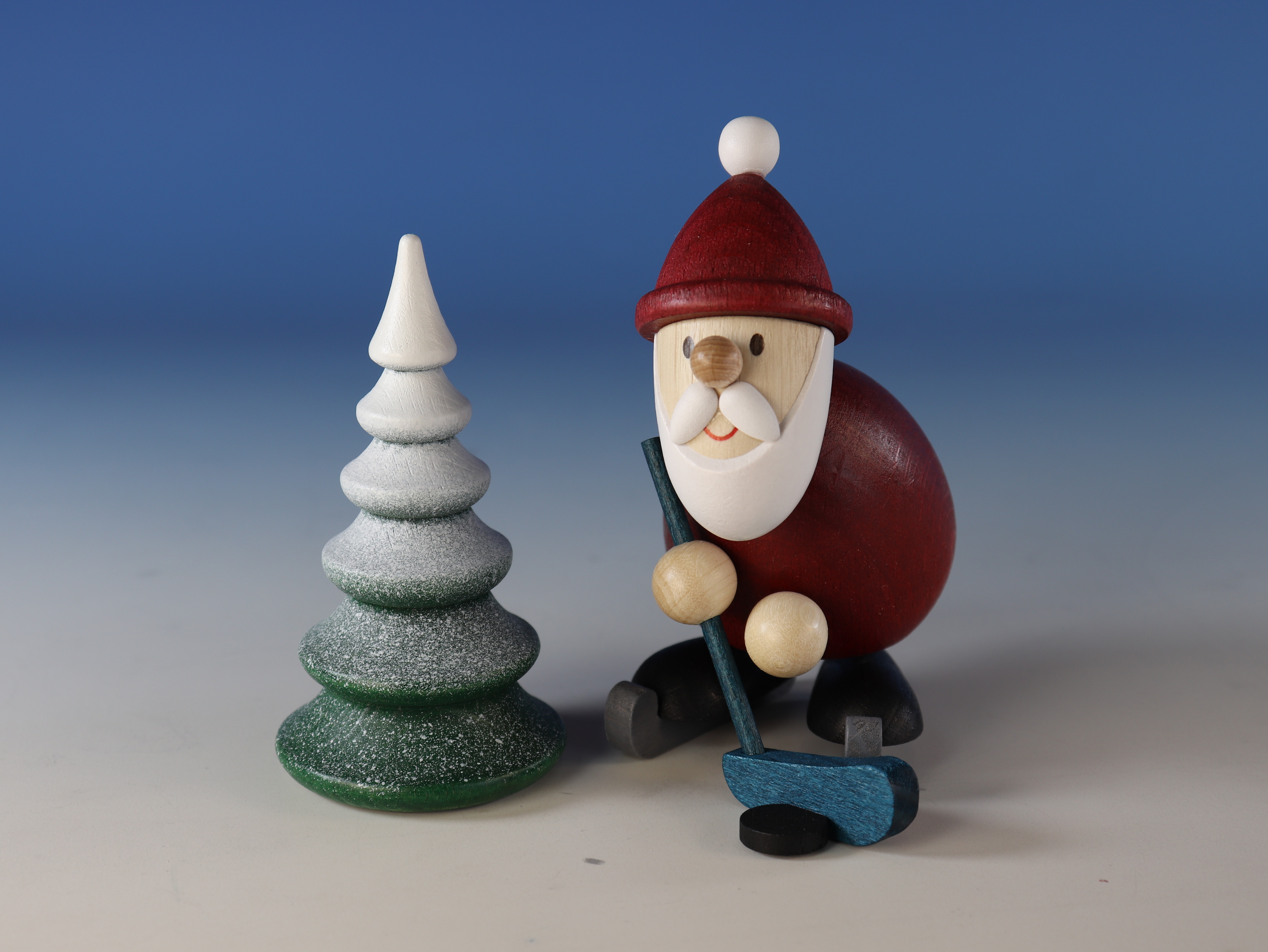 Weihnachtsmann Eishockeyspieler mit Baum als Tischschmuck