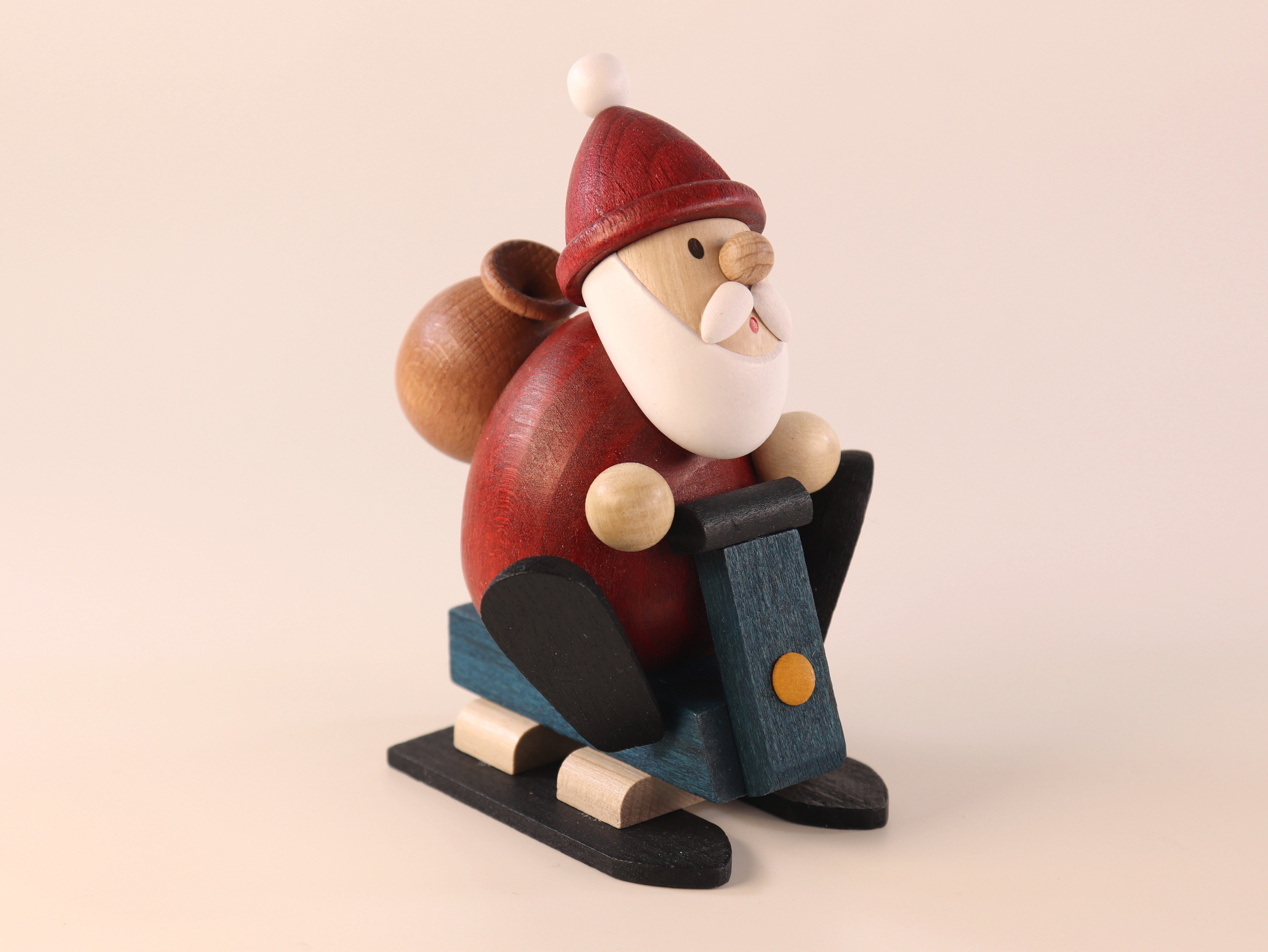 Weihnachtsmann mit Schneemobil als Tischschmuck