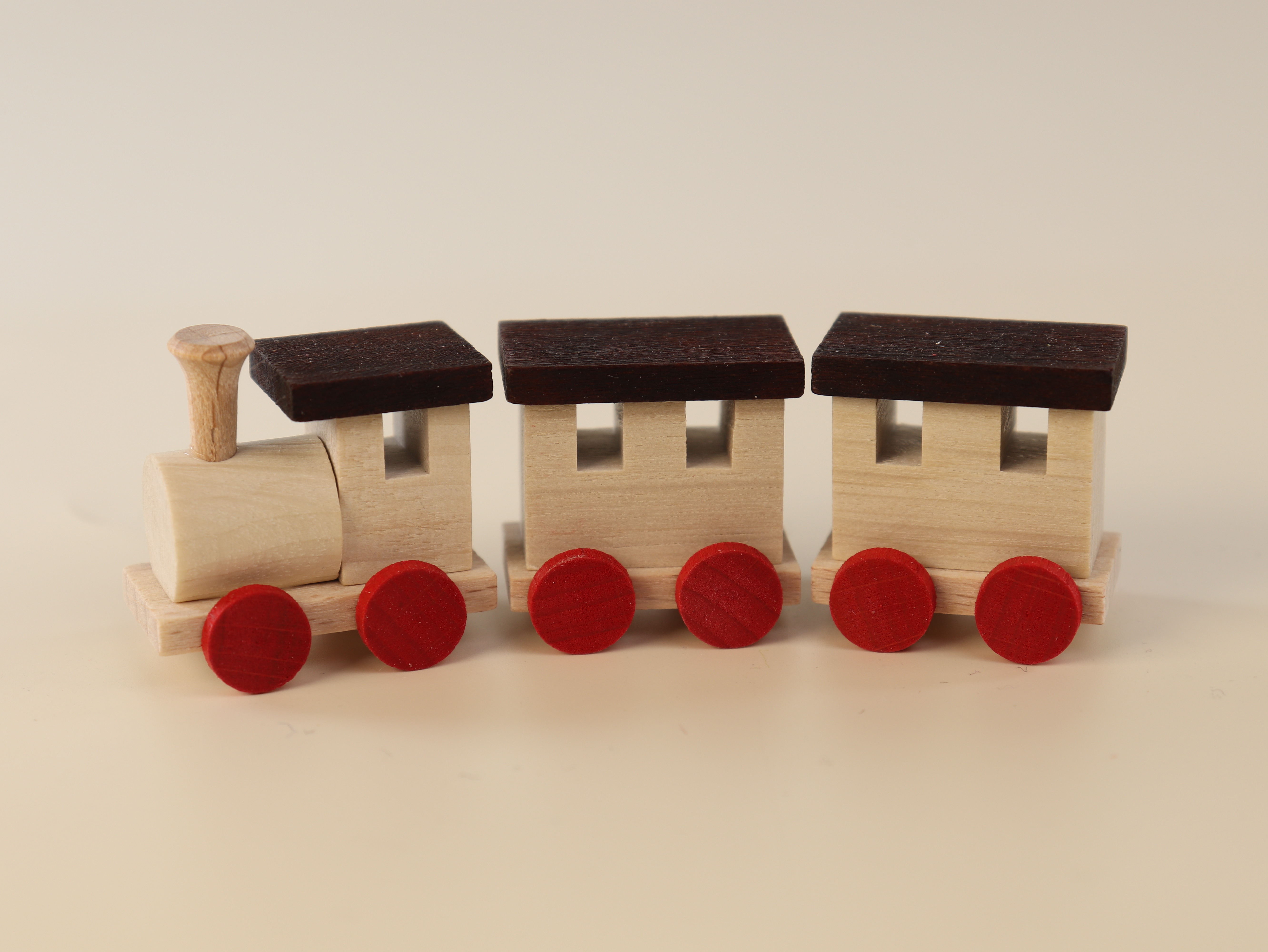 Holz-Eisenbahn groß (8 cm) mit 2 Waggons als Tischdekoration