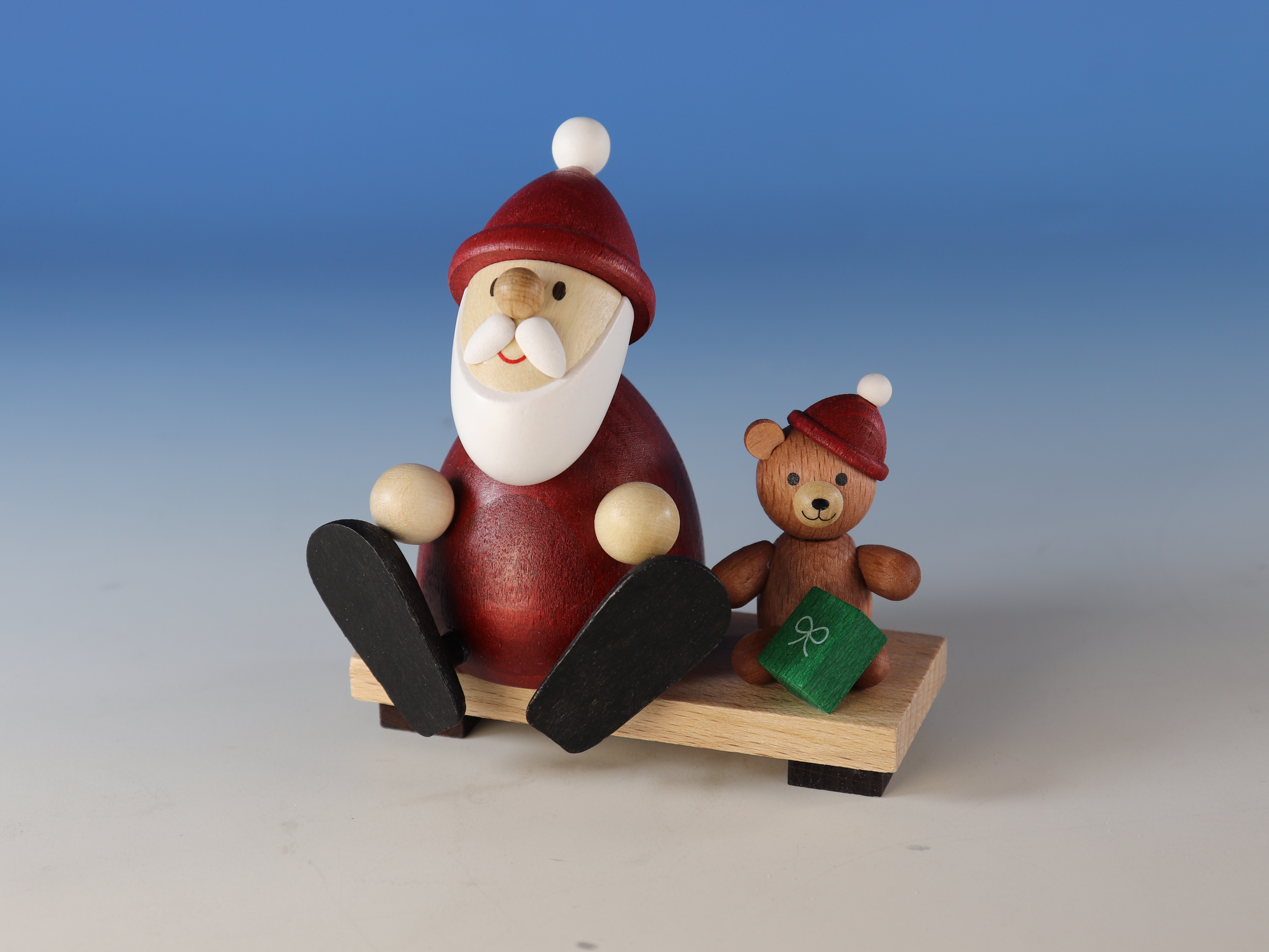 Weihnachtsmann mit Teddy auf Bank Tischdeko