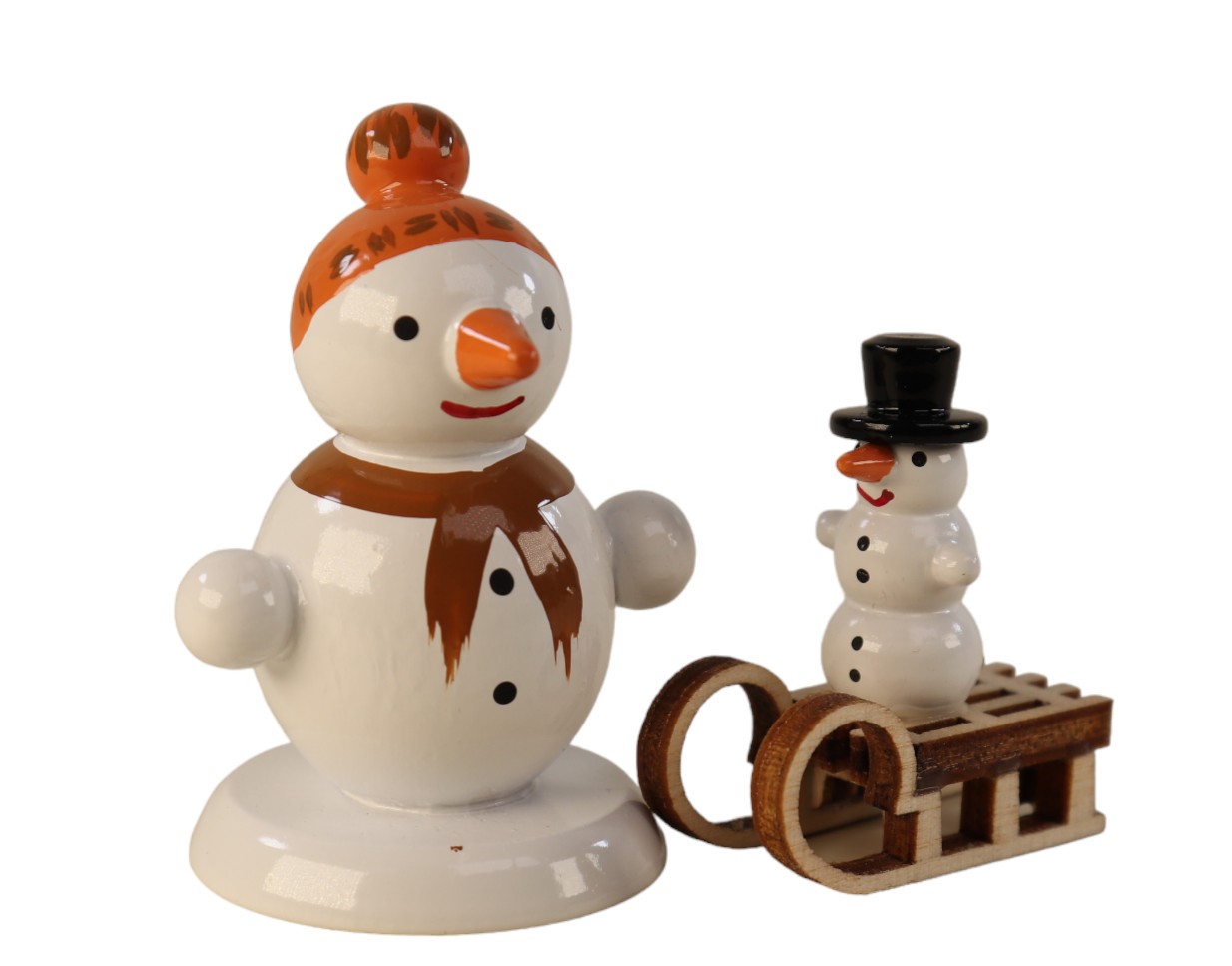 Schneemannfigur stehend Schlitten mit Kind, orange Mütze