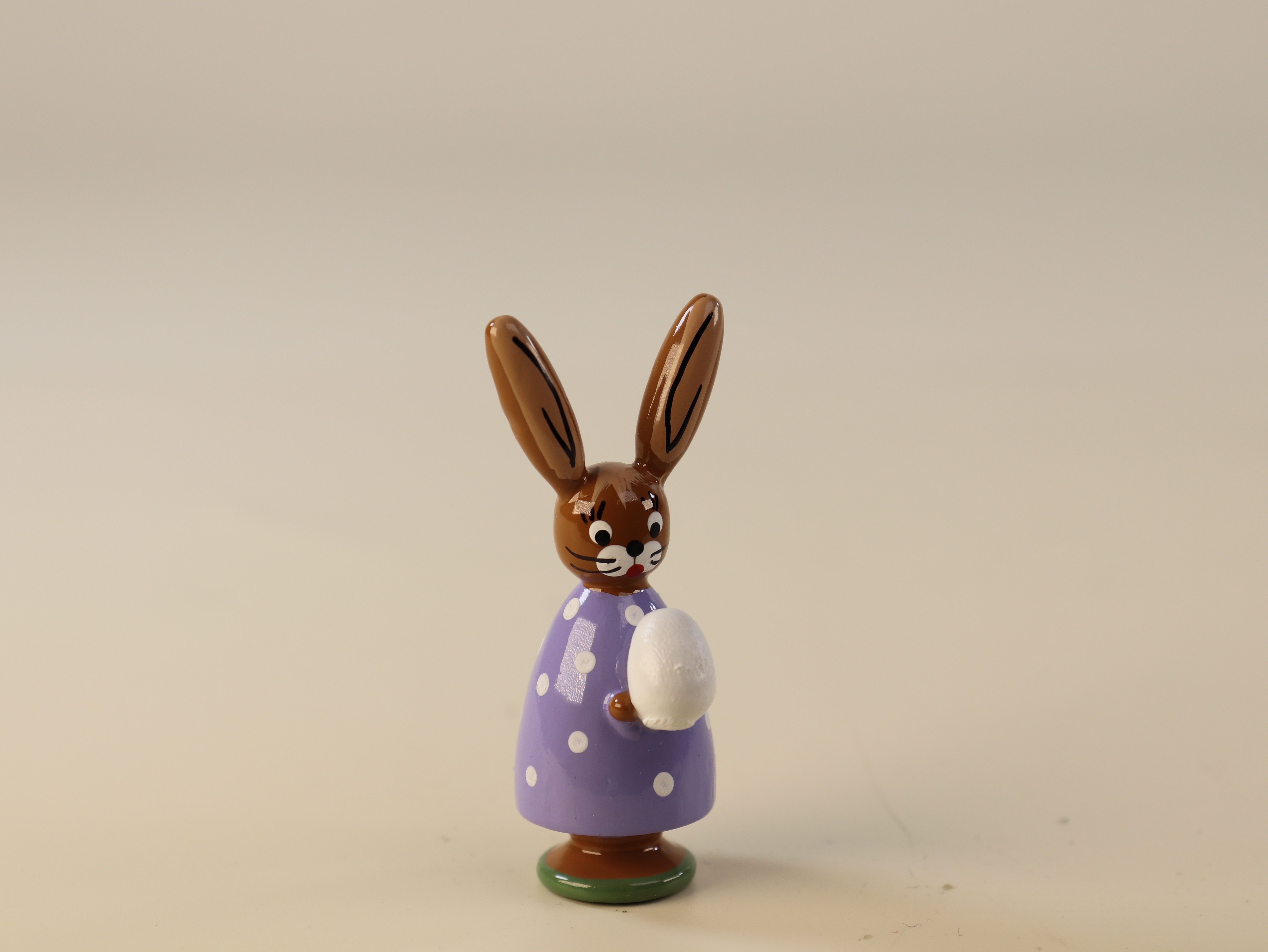 Oster- oder Frühjahrs-Tischschmuck 'Hase mit Ei' lila zum Hinstellen