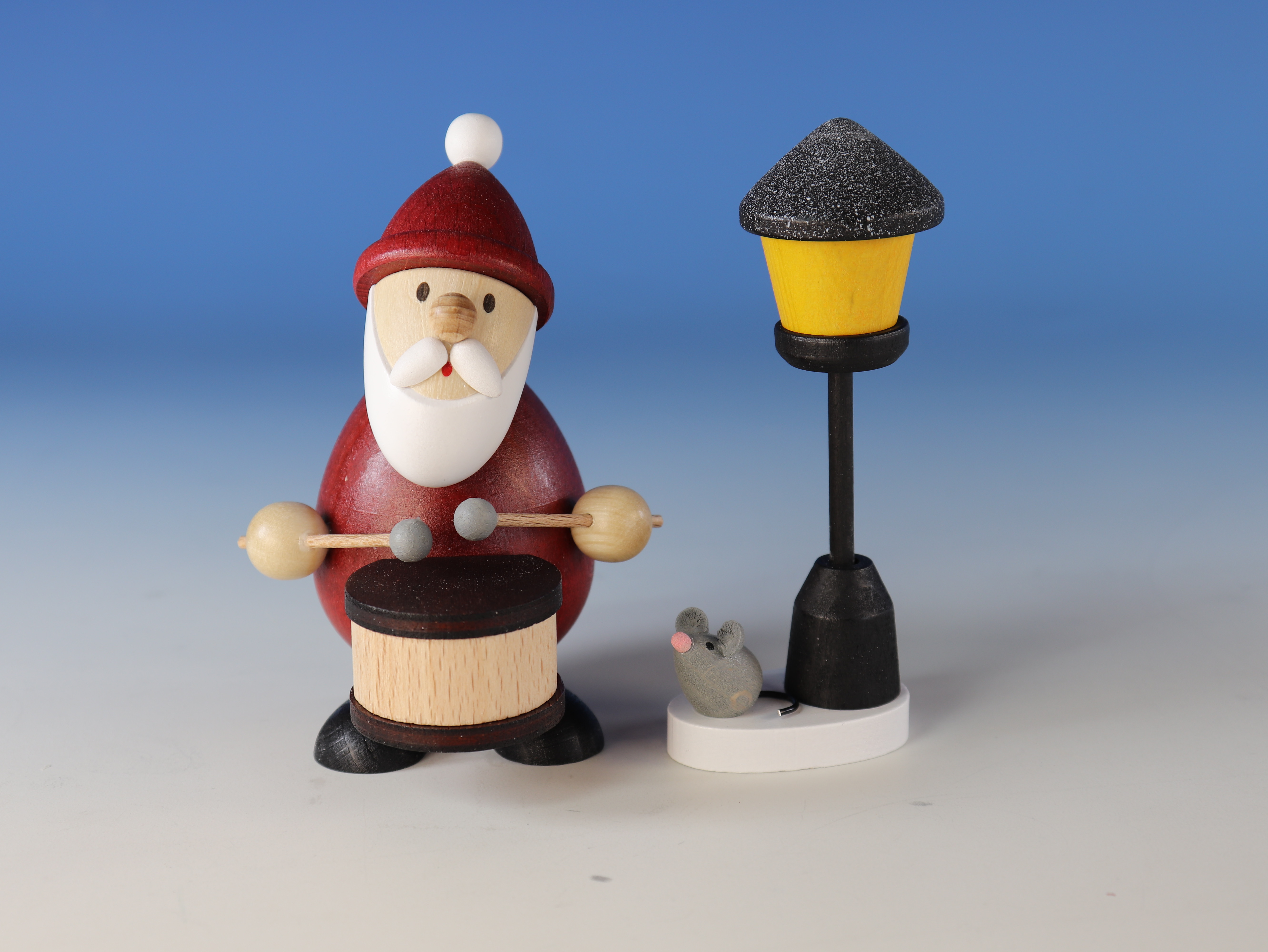 Weihnachtsmann mit Trommel & Laterne als Tischdeko kaufen