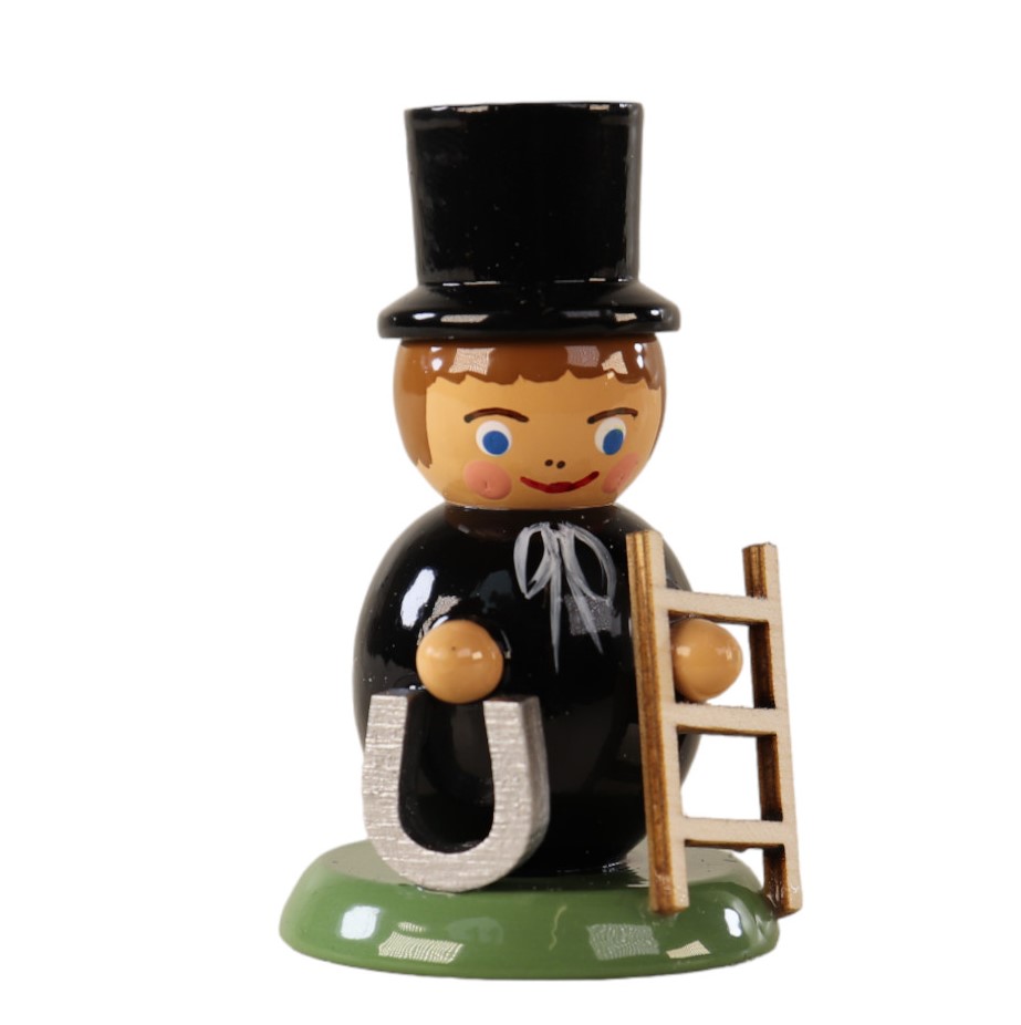 Lassen Sie sich inspirieren von unserem Schornsteinfeger mit Hufeisen und Leiter in der Hand! Holzfigur als Schornsteinfeger stehend mit Hufeisen und Leiter in der Hand und Zylinder als Hut auf dem Kopf.