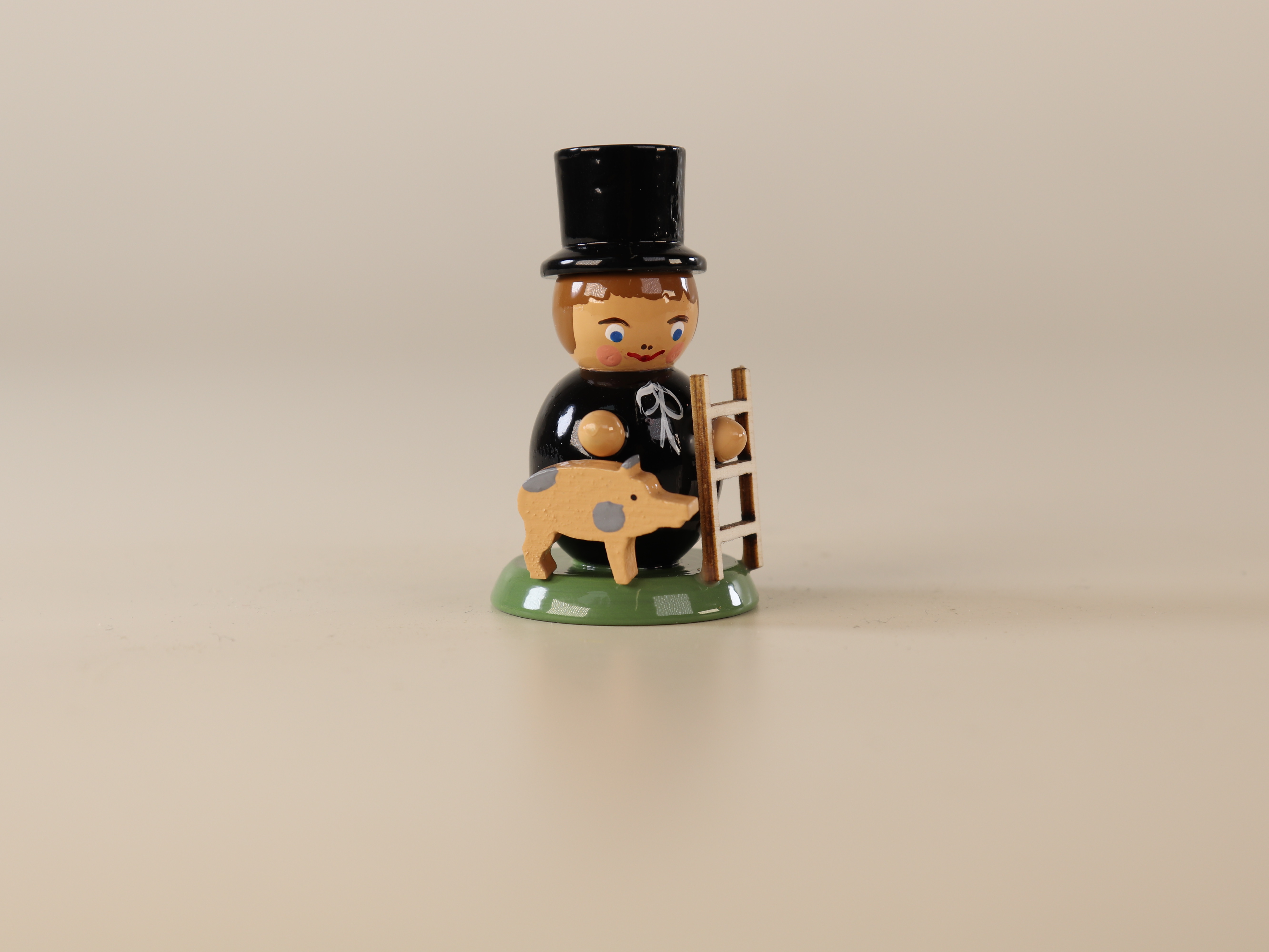 Unsere Dekofigur "Schornsteinfeger stehend mit Schwein und Leiter in der Hand". Holzfigur "Schornsteinfeger stehend mit Schwein und einer Leiter in der Hand.