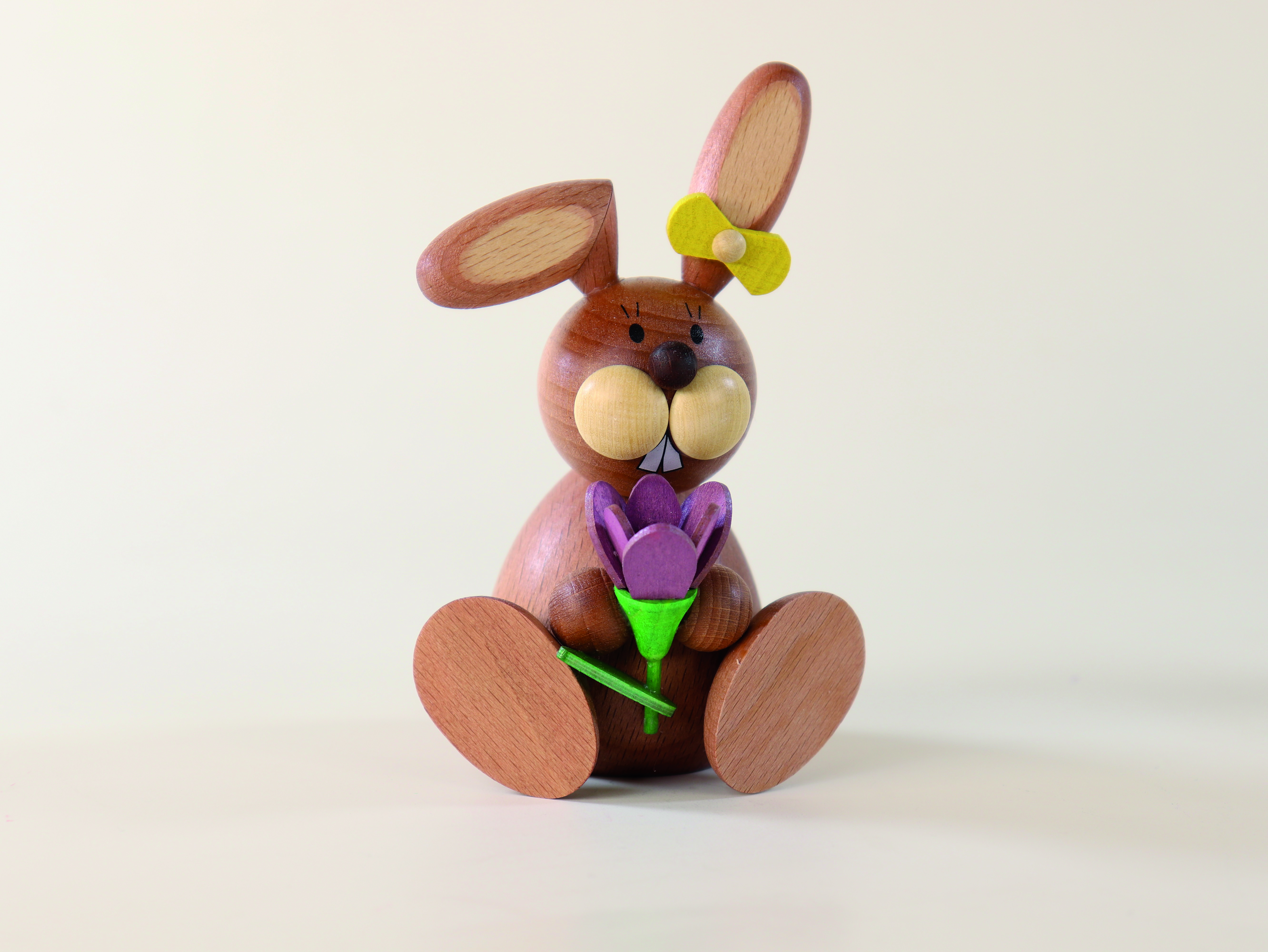 Tischschmuck Osterhasen-Frau sitzend mit lila Krokus 
