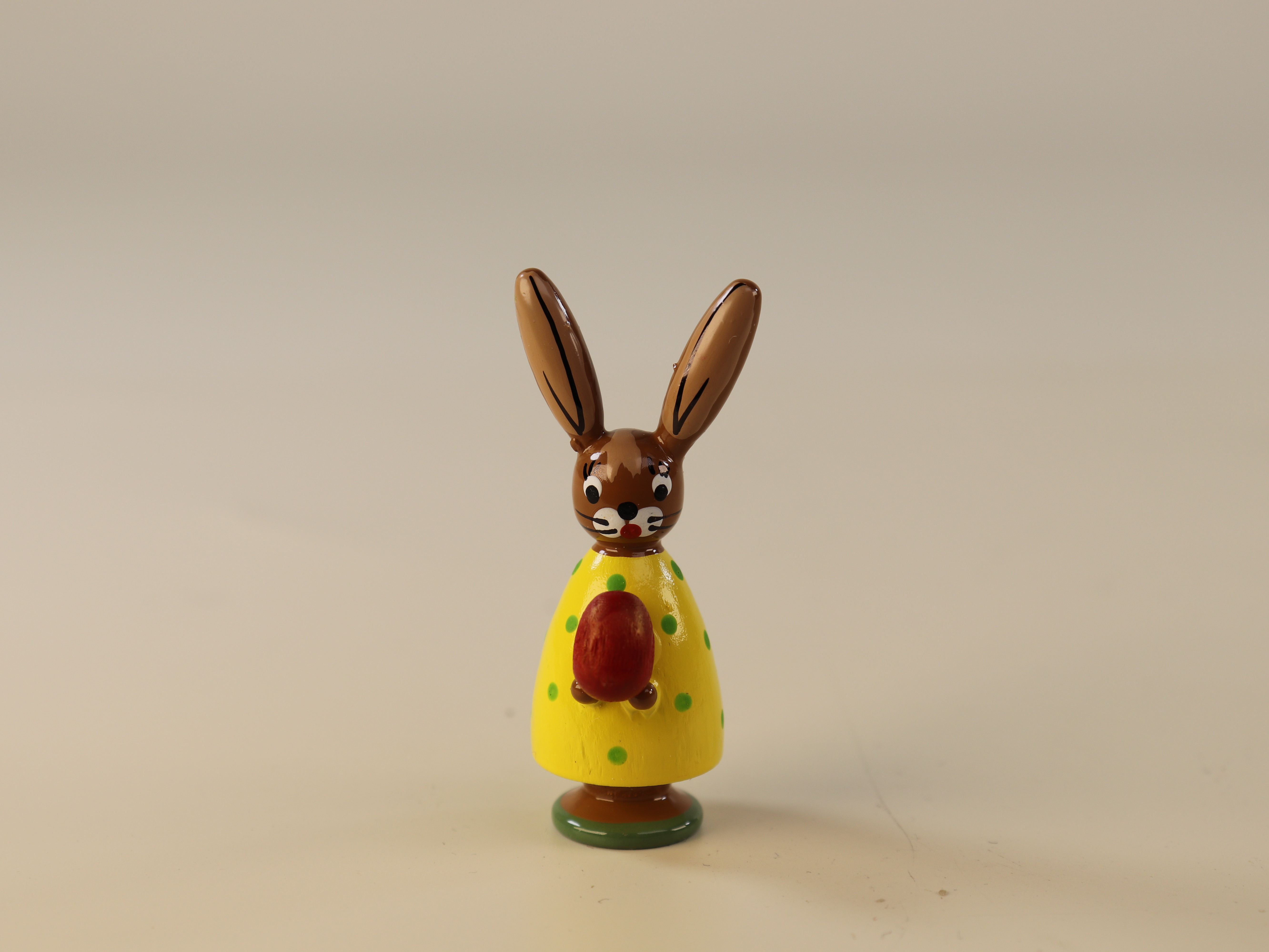 Osterschmuck 'Hase mit Ei' gelb zum Dekorieren