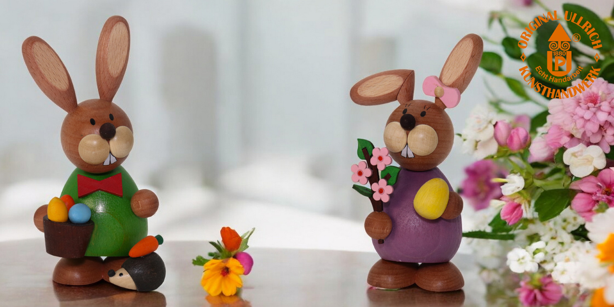 Onlinegutschein zwei Osterhasen neben einem Blumenstrauß