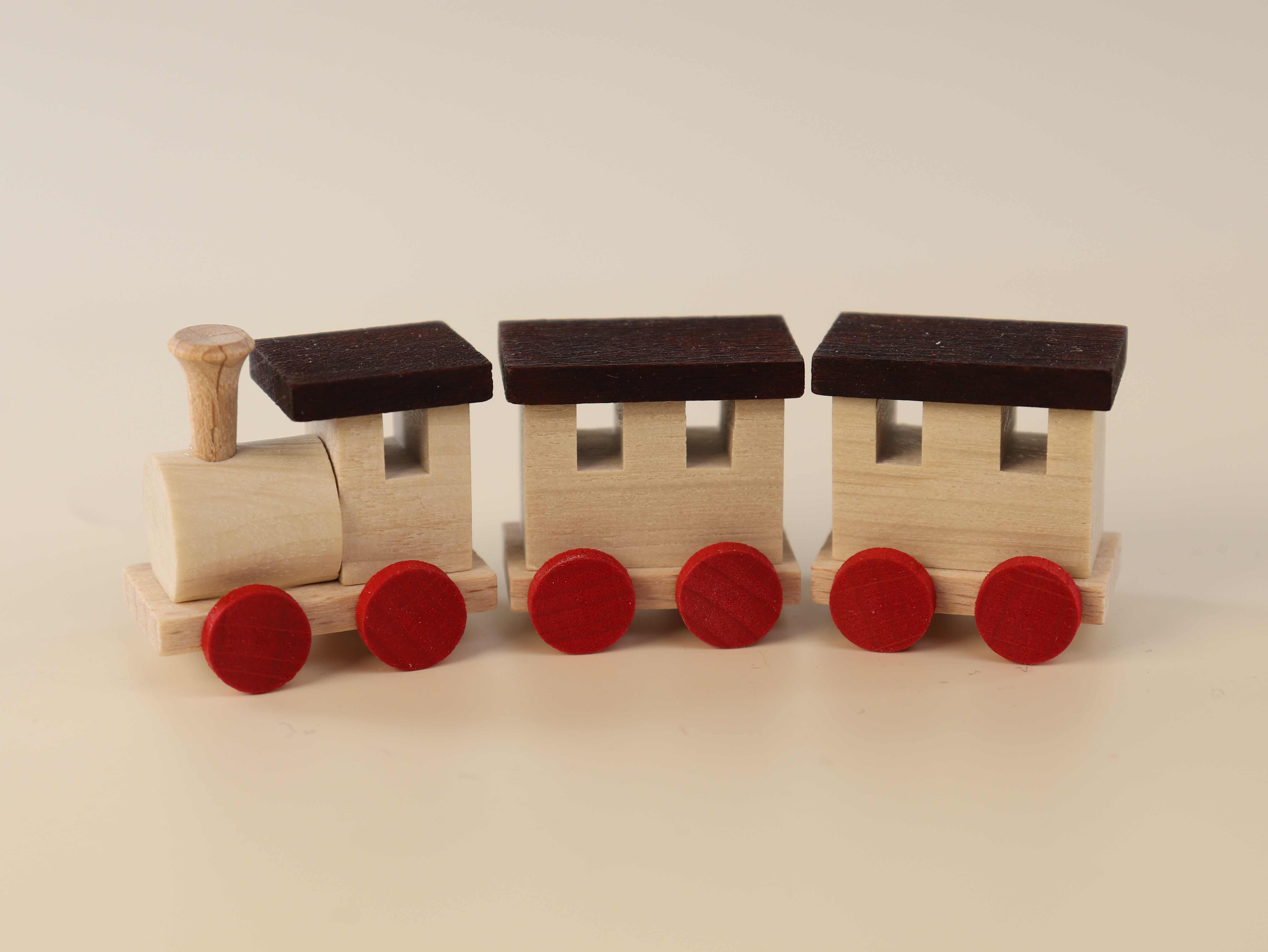 Holz-Eisenbahn klein (7 cm) mit 2 Waggons als Tischdekoration