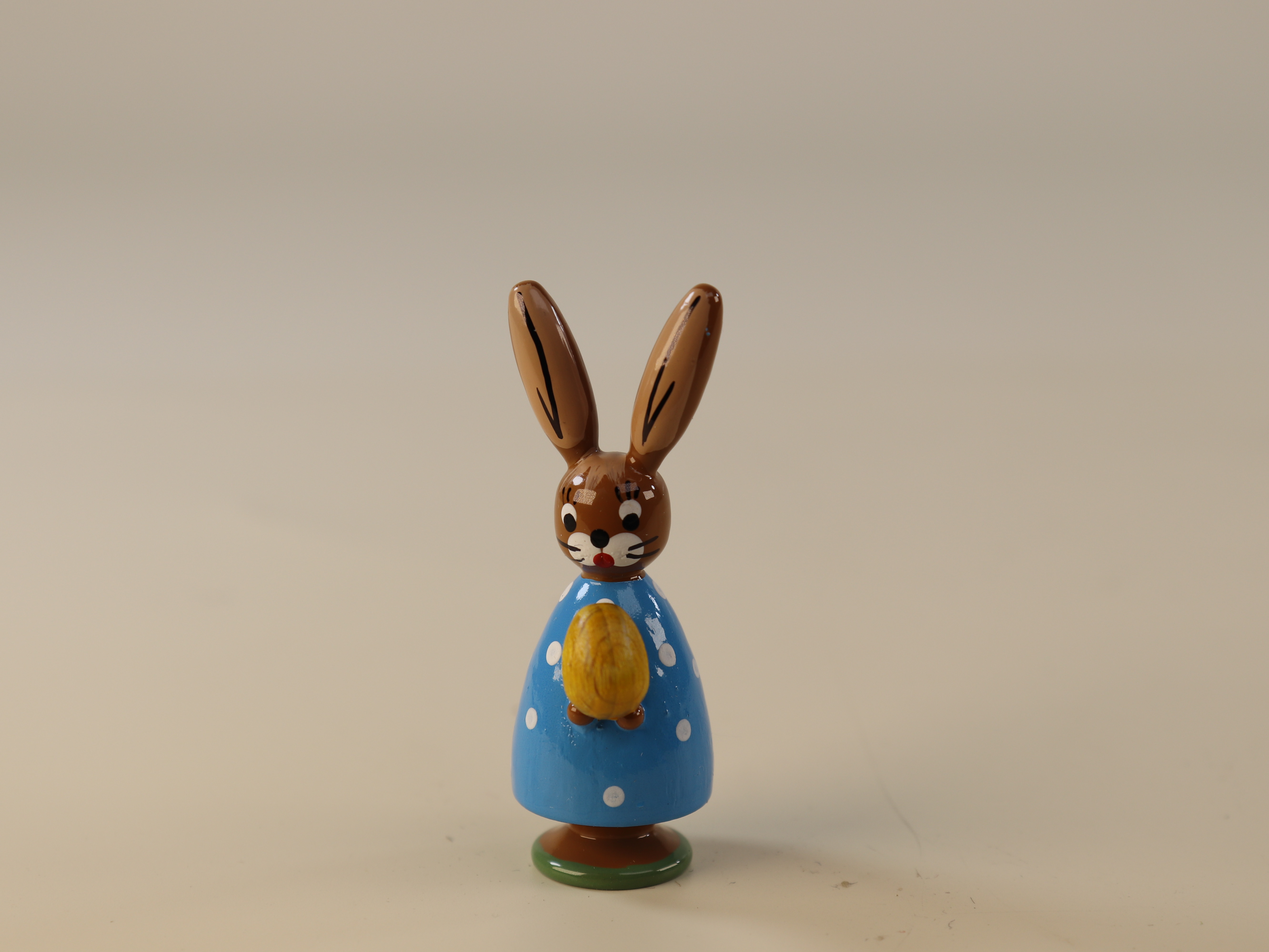 Tischdeko für Ostern 'Hase mit Ei' blau