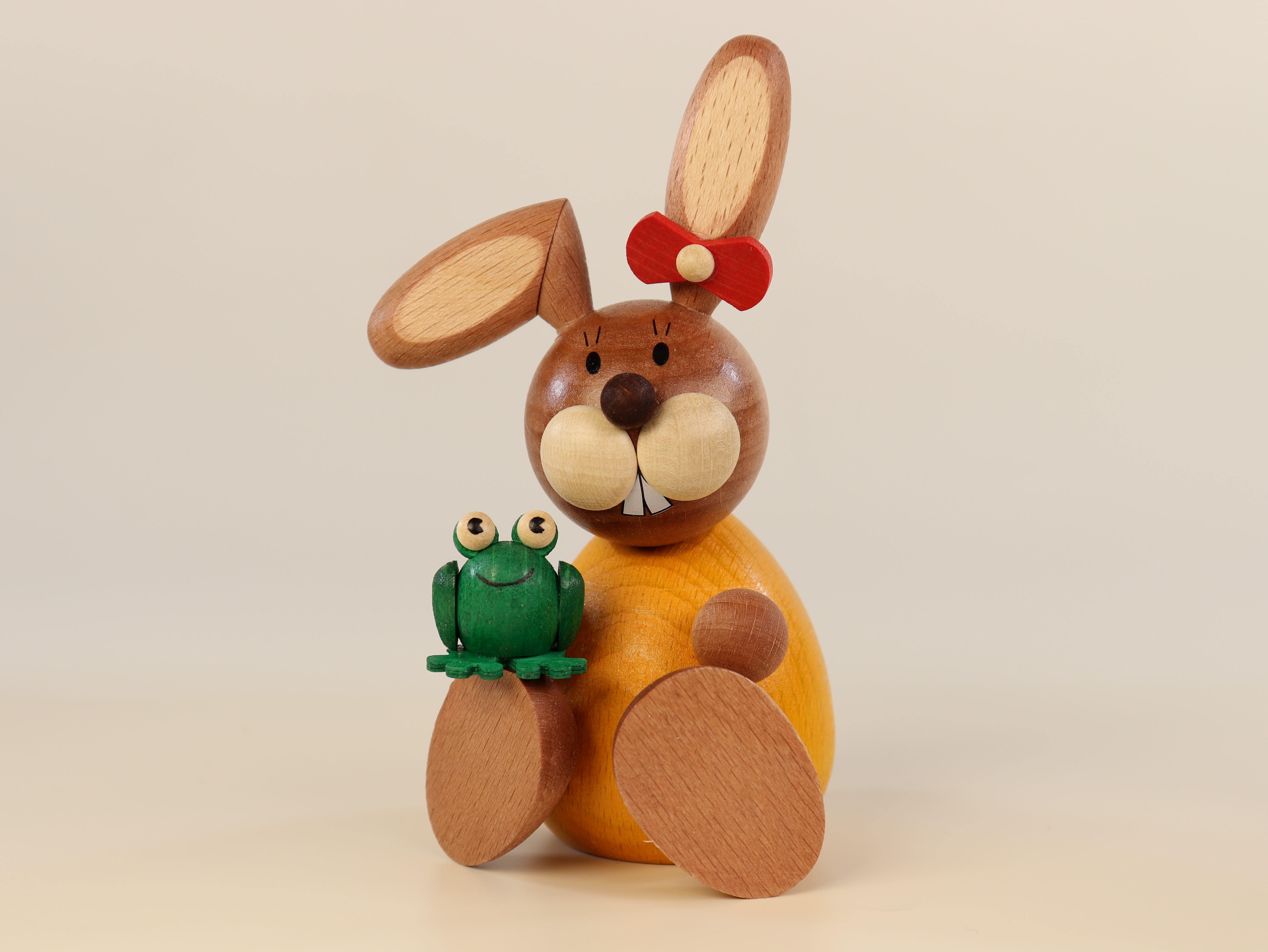 Tischdeko Osterhasen-Frau sitzend mit Frosch
