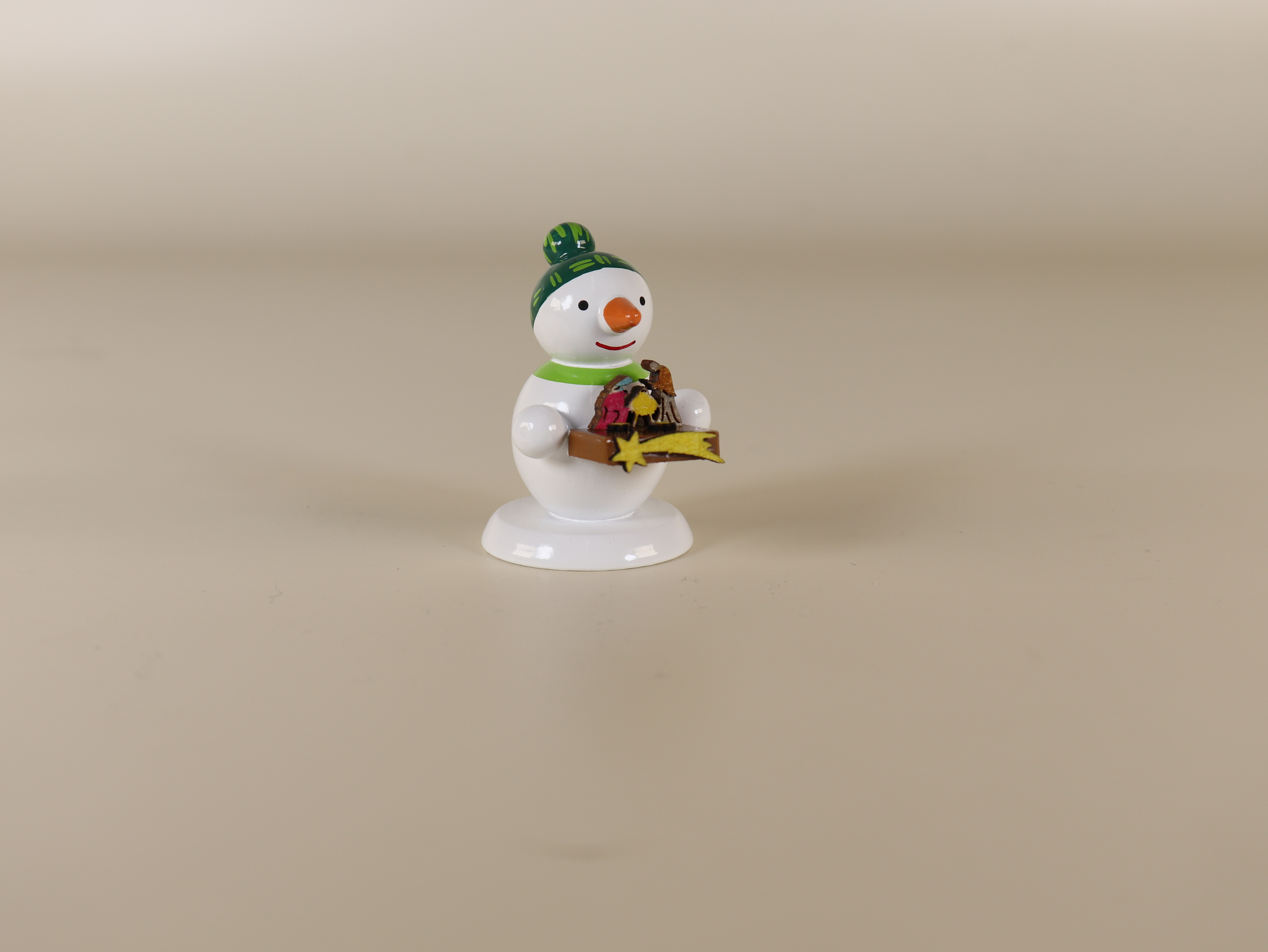 Tischdeko Schneemann mit Krippe & grüner Mütze