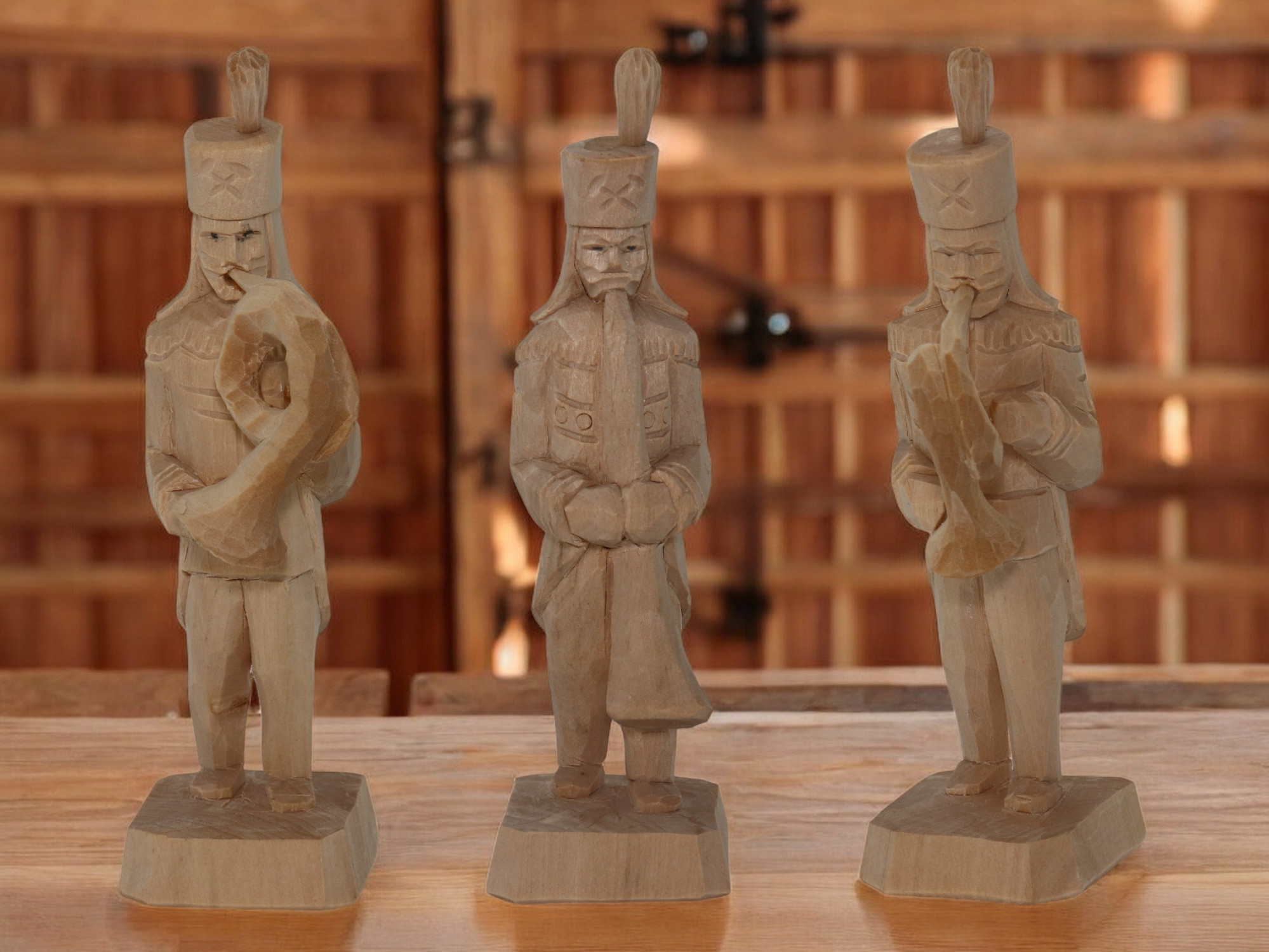 Unsere drei Bergmänner aus Holz als ideale Dekofigur zum Hinstellen! Drei geschnitzte Bergmänner aus Holz, stehend und mit Blasinstrumenten in der Hand.